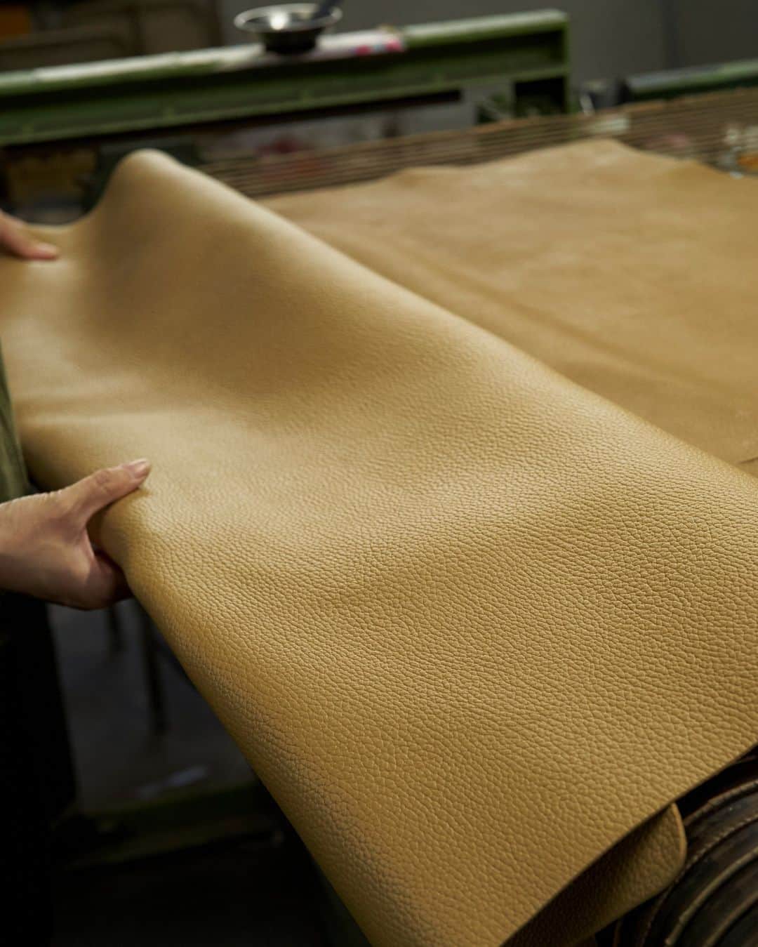 エンダースキーマさんのインスタグラム写真 - (エンダースキーマInstagram)「"soft shrink" series materials is the original shrink-embossed leather with a cushioning touch. Soft, however, sturdy enough for bags and accessories to stand up without linings.  #manufacture #henderscheme」6月23日 12時00分 - henderscheme