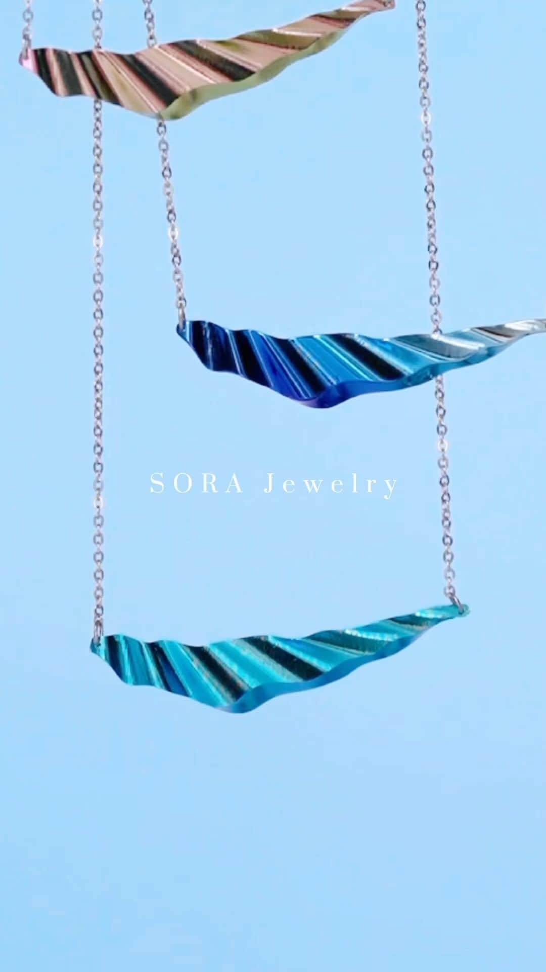 SORA ≪SORA表参道の公式アカウント≫のインスタグラム：「色を楽しむジルコニウムジュエリーで夏のおしゃれを楽しみませんか？🌿  「ジルコニウム」には様々な魅力があります。 ・金属アレルギーが起こりにくい素材 ・多彩な色を楽しむことができる ・軽くてつけ心地が良い  毎日頑張っている自分へのご褒美に、 大切な人への贈り物に、ぜひお気に入りを見つけてくださいね💎  - - - - - - - - - - - - - - - - - - - -   🟩LINEでもデザインのご相談が可能です >>>「SORA」と検索！  公式アカウントをお友だち登録して メッセージを送ってください  SORA表参道本店のデザイナーがご返信します💁‍♀️  - - - - - - - - - - - - - - - - - - - -   SORA公式サイトや店舗情報は アカウントTOPのURLからcheck * >>> @sora_omotesando  ぜひハッシュタグをつけて SORAの写真を投稿してください♪ >>> #結婚指輪SORA  デザイナー、クリエイターが皆さんの投稿を拝見し 毎日パワーをいただいています🌿  - - - - - - - - - - - - - - - - - - - -   #金属アレルギー対応ネックレス #自分へのご褒美 #ご褒美ジュエリー #ダイヤモンドネックレス #ペアネックレス #ネックレスプレゼント」