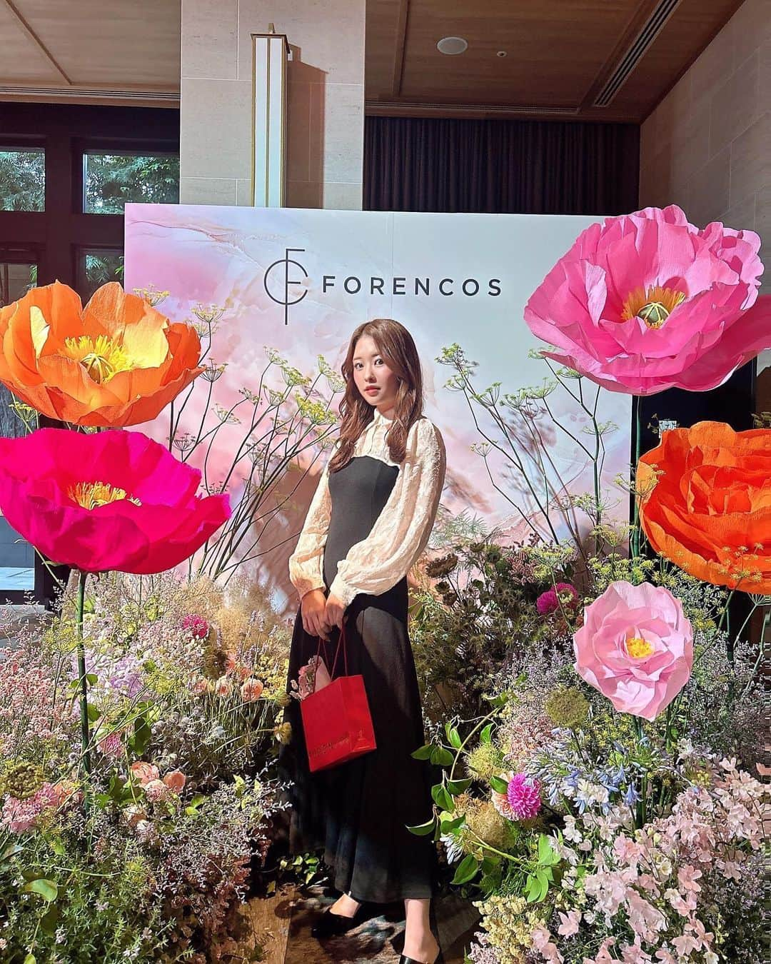 中西智代梨のインスタグラム：「@forencos_japan の新作ローンチパーティーに行ってきました💄💐  韓国で国民ティントと呼ばれるフォレンコスの新作ティントの新作すごく可愛くて花柄のパッケージから素敵で全種類欲しくなっちゃうくらい🥹 ティントの発色も可愛くて夏にもぴったりな色もあったよ🤭 参考までに💁‍♀️  #forencos#フォレンコス#韓国コスメ#新作コスメ#포렌코즈 #퓨어픽싱틴트」