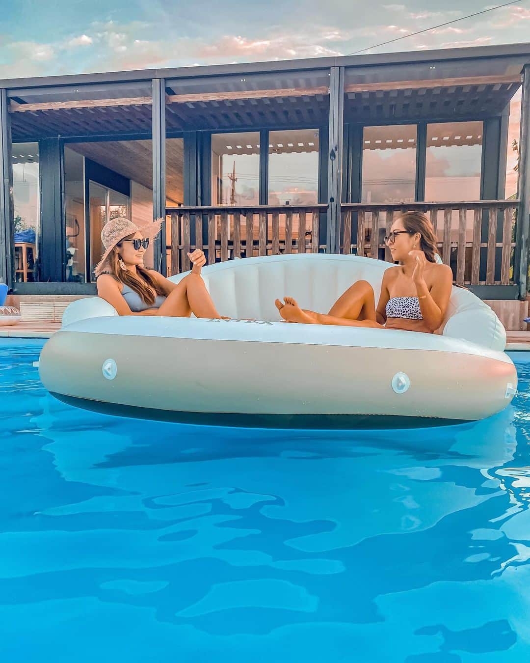 𝐂𝐎𝐂𝐎𝐍𝐀さんのインスタグラム写真 - (𝐂𝐎𝐂𝐎𝐍𝐀Instagram)「Sunset pool🏖️  📍宮古島 @desjoyaux.chur_cafe.miyako  📷　@soshi.jp1989   #sunset #nightpool #夕焼け空 #ナイトプール #サンセットプール #sunsetpool #okinawa#沖縄#宮古島 #bikini#タビジョ#islandlife #islandgirl #南国好き」6月23日 12時11分 - cocona_66