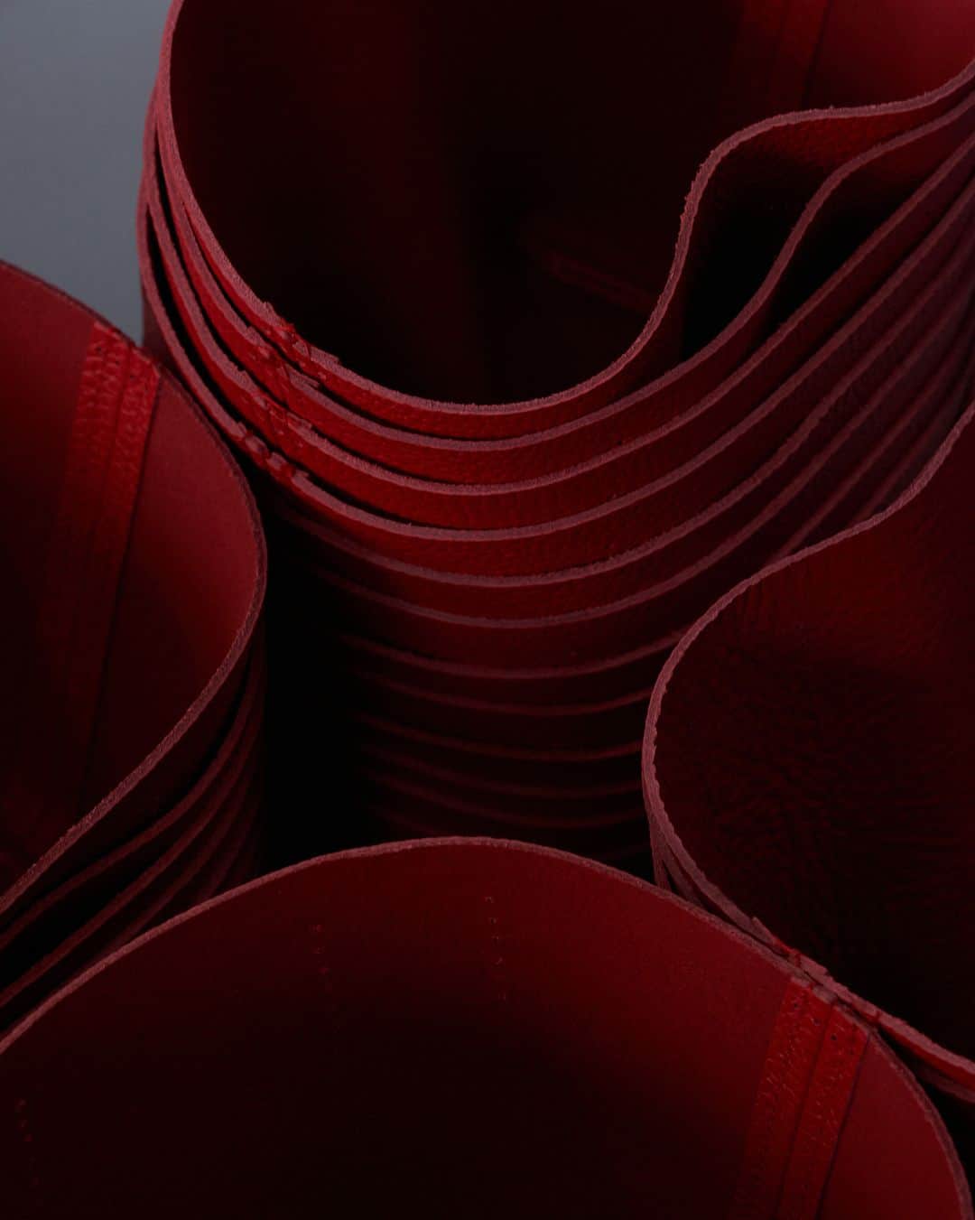 エンダースキーマさんのインスタグラム写真 - (エンダースキーマInstagram)「The brand's original leather for "soft shrink" series, creates a firmness which allows the bag to form a natural silhouette.  #manufacture #henderscheme」6月23日 12時05分 - henderscheme