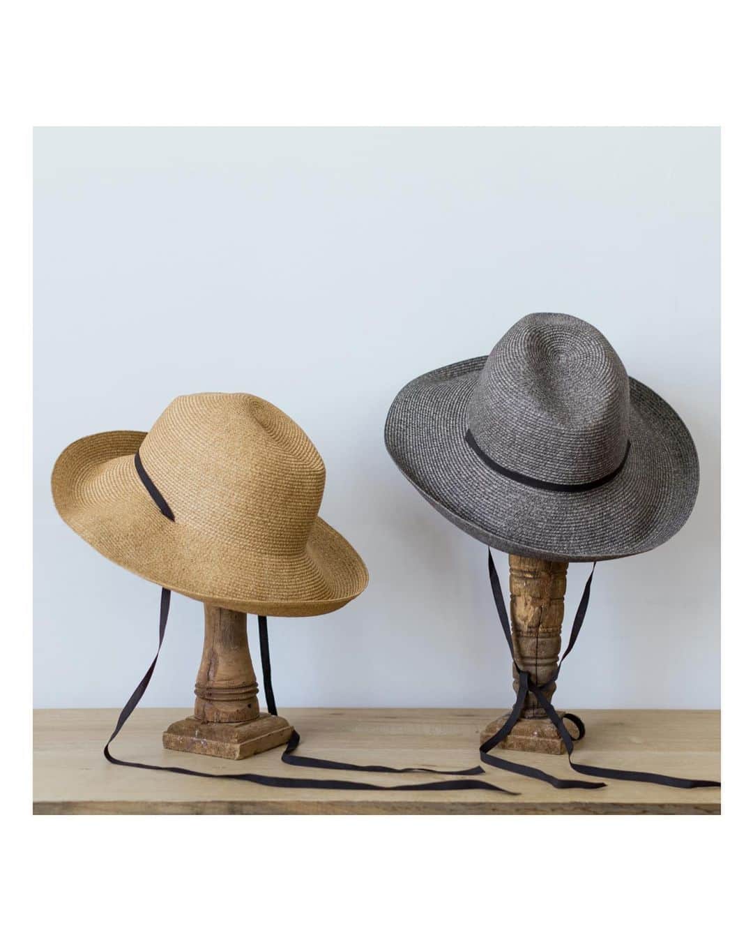 オルネ ド フォイユさんのインスタグラム写真 - (オルネ ド フォイユInstagram)「＼リアルバイ＊chisakiの帽子／  今年オルネでの取り扱いがスタートしたchisakiの帽子。 スタッフの声を集めました！  ーー 🌿スタッフM （Mamaca購入） 展示会で一目惚れ。  デッドストック素材ということで少しのレトロ感と、 程よいエレガントさが魅力的。  使わない時はお部屋のディスプレイで飾って眺めてたい‥ それぐらい可愛い！  🌿スタッフ I　（Enrie購入） chisakiさんの帽子の好きなところ。 スベリ（帽子の内側に布などが一周縫い付けられた部分）。 春みたいな夏みたいな、綺麗な色の布が貼ってあるんです。 誰にも見えない場所ですし、 被っちゃったら自分からも見えないですが、 何だか嬉しい気持ちになります。 小さな ✳︎ の刺繍も、 自分だけの宝物を隠し持っているみたいな。 そんな気分になります。 ーー  当店でのお取り扱い 　∟Mellu/Panama（2,6枚目） 　∟Enrie/Brown、Grey（3,7,8枚目） 　∟Mamaca/Black、Natural（1,4,5枚目）  小さいところにも魅力が詰まった帽子たち。 ぜひ手に取って感じてもらいたいです。  ———————————————  ●商品詳細はプロフィールのリンクからご確認ください。  👉@ornedefeuilles   ※検索画面で「chisaki」でチェック🔎   ※オンラインショップと不動前店の取扱い商品は異なります。  #chisaki帽子 #chisaki #チサキ #chisakihats #帽子  #麦わら  #春夏ファッション #夏小物 #暮らしを楽しむ #心地よい暮らし #丁寧な暮らし #ornedefeuilles #オルネドフォイユ」6月23日 12時05分 - ornedefeuilles