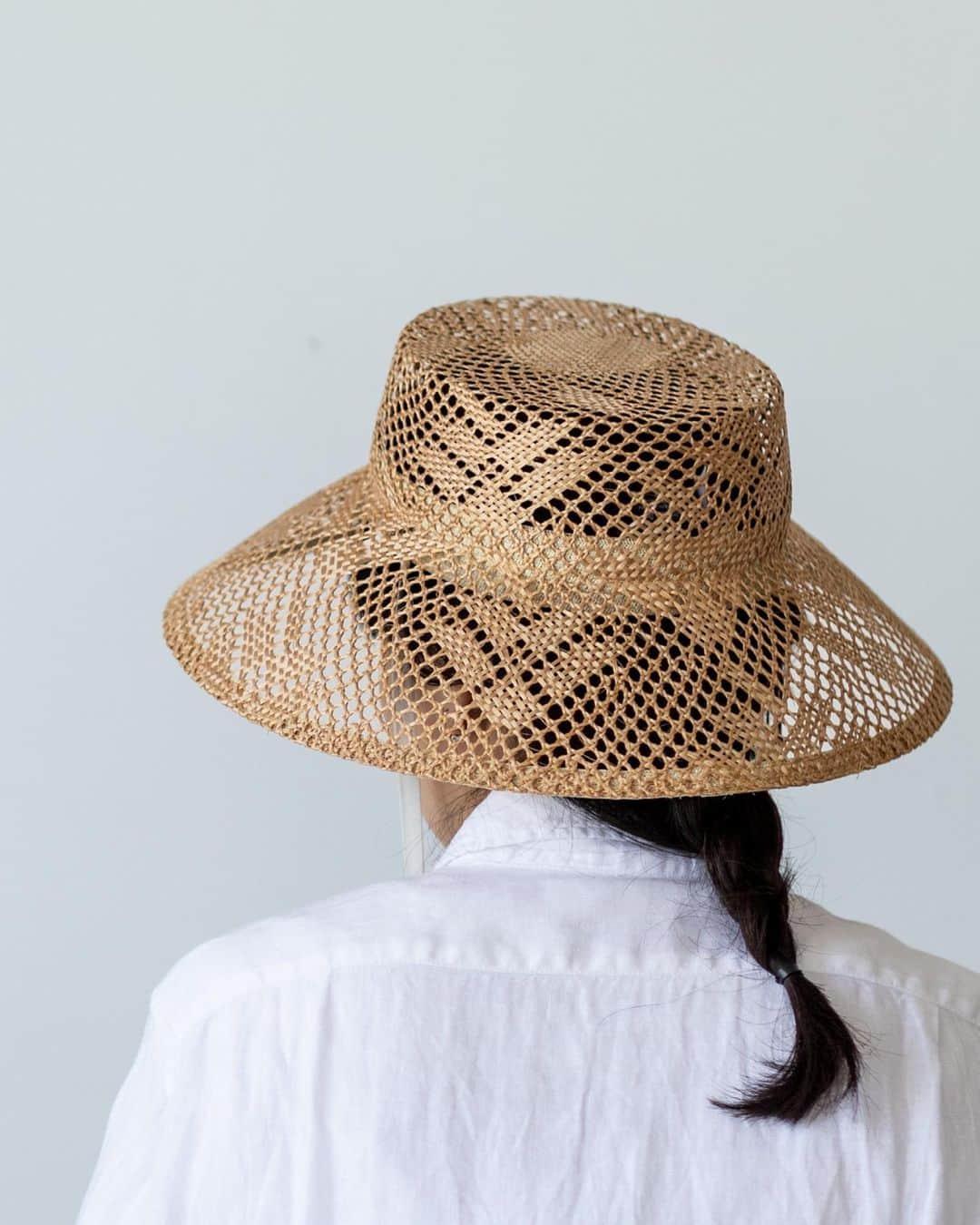 オルネ ド フォイユさんのインスタグラム写真 - (オルネ ド フォイユInstagram)「＼リアルバイ＊chisakiの帽子／  今年オルネでの取り扱いがスタートしたchisakiの帽子。 スタッフの声を集めました！  ーー 🌿スタッフM （Mamaca購入） 展示会で一目惚れ。  デッドストック素材ということで少しのレトロ感と、 程よいエレガントさが魅力的。  使わない時はお部屋のディスプレイで飾って眺めてたい‥ それぐらい可愛い！  🌿スタッフ I　（Enrie購入） chisakiさんの帽子の好きなところ。 スベリ（帽子の内側に布などが一周縫い付けられた部分）。 春みたいな夏みたいな、綺麗な色の布が貼ってあるんです。 誰にも見えない場所ですし、 被っちゃったら自分からも見えないですが、 何だか嬉しい気持ちになります。 小さな ✳︎ の刺繍も、 自分だけの宝物を隠し持っているみたいな。 そんな気分になります。 ーー  当店でのお取り扱い 　∟Mellu/Panama（2,6枚目） 　∟Enrie/Brown、Grey（3,7,8枚目） 　∟Mamaca/Black、Natural（1,4,5枚目）  小さいところにも魅力が詰まった帽子たち。 ぜひ手に取って感じてもらいたいです。  ———————————————  ●商品詳細はプロフィールのリンクからご確認ください。  👉@ornedefeuilles   ※検索画面で「chisaki」でチェック🔎   ※オンラインショップと不動前店の取扱い商品は異なります。  #chisaki帽子 #chisaki #チサキ #chisakihats #帽子  #麦わら  #春夏ファッション #夏小物 #暮らしを楽しむ #心地よい暮らし #丁寧な暮らし #ornedefeuilles #オルネドフォイユ」6月23日 12時05分 - ornedefeuilles