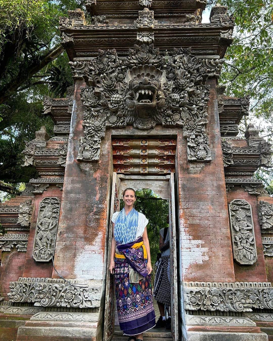 クリスティー・ターリントンのインスタグラム：「Sharing some highlights from a very special @everymomcounts Learning Tour in Indonesia. It was an honor to moderate a panel at ICM’s 33rd Triennial Congress with @iburobin @nikiagrayson_midwife, @nehamanks. Three Badass Midwives who lead with love and purpose and are providing consistent, compassionate, human-centered, life-saving reproductive healthcare in their respective countries. We met up with our group of EMC supporters when they arrived in Bali and were hosted by Ibu Robin at @bumisehat where we saw this approach in practice throughout the clinic and across the entire staff. The following day, we all gathered in a circle to share our stories and journeys that led us here guided by @debrapascalibonaro at Robin’s Peace Kitchen. We also visited some incredible sites along the way, reconnected with old friends and made new ones before sealing our time together in Lombok where we received the warmest welcome by the staff at @bumisehatlombok. I’m leaving this trip with so many beautiful memories and experience filled with life lessons about relationships and trust that need some time to absorb. For now, I will simply say thank you to the beautiful, gracious people of Indonesia for providing these opportunities to learn and grow. 🙏」