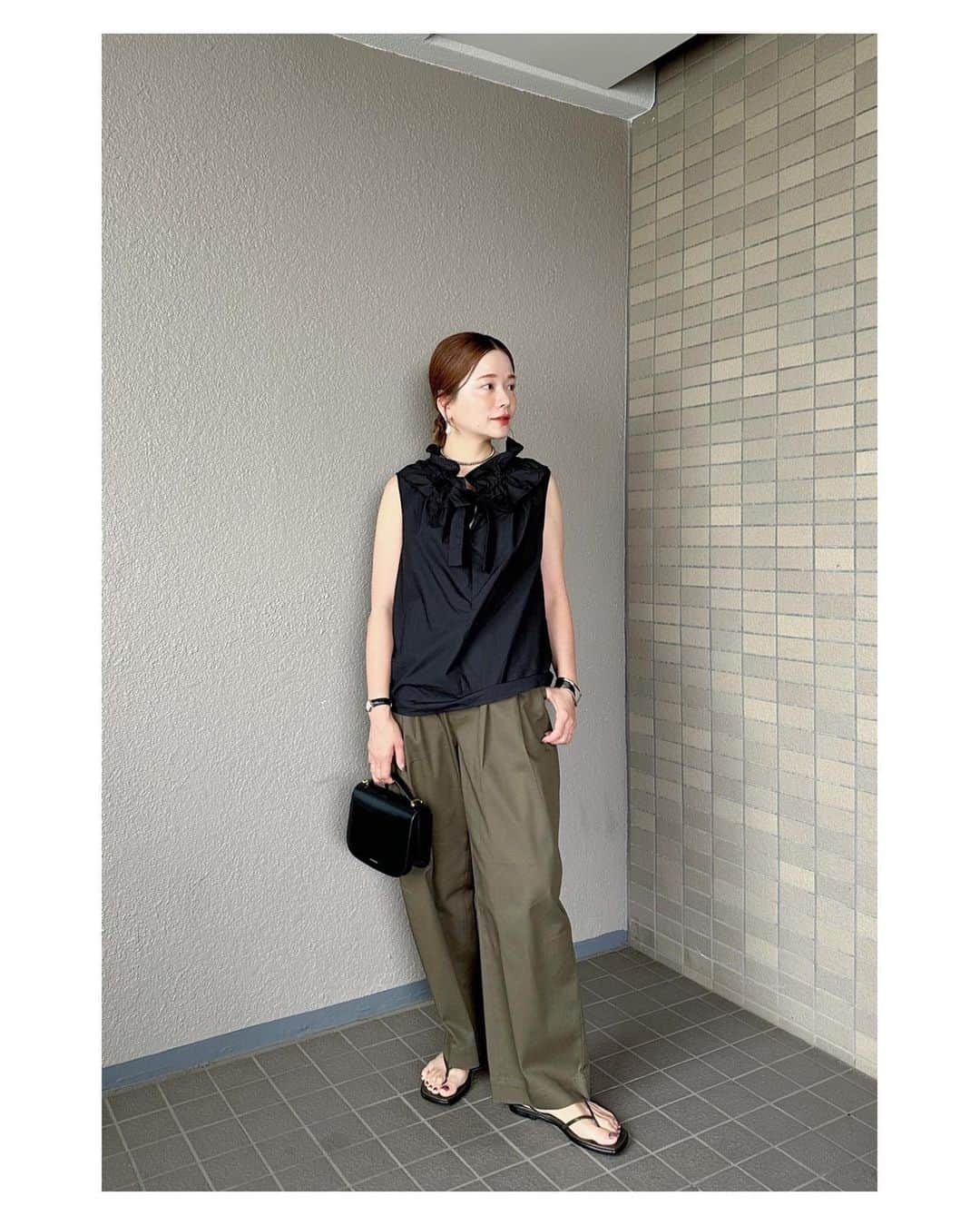 高山直子のインスタグラム：「このパンツが私的、今季のMVPかも🏆 今日は甘めのフリルブラウスとカーキで♡ アイテムはタグ付けしてます🏷️  ※パンツは再入荷予約分が発送中で完了次第再び発売期間になります🫶🏻」