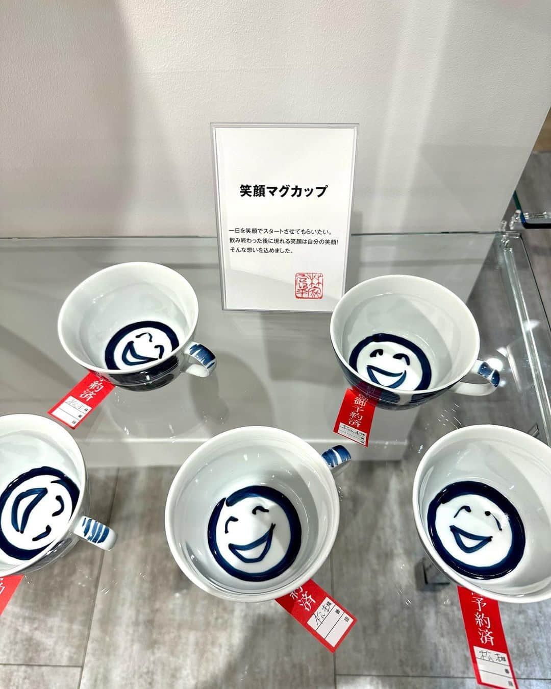 林家あずみさんのインスタグラム写真 - (林家あずみInstagram)「師匠たい平の手描きの器の個展「うつわ展」へ行ってまいりました！  ほぼ御予約済みで😆✨✨  掛け軸や、絵も販売されています。  師匠が手描きの紙トレイはご購入の皆様がもらえるとの事です😍❣️  購入は出来ずとも作品は最終日の29日まで展示されていますので、心ほぐれるような温かい作品に癒されてほしいです😍  お時間あります皆様、松屋銀座の5階へ❤️  オープン前日の準備にお手伝いにおじゃましていたので全ての作品が揃っている状態をゆっくり見る事が出来て、弟子の特権でラッキーでした😆❤️  #松屋銀座 #林家たい平 #うつわ展 #林家あずみ」6月23日 12時07分 - kurohime424