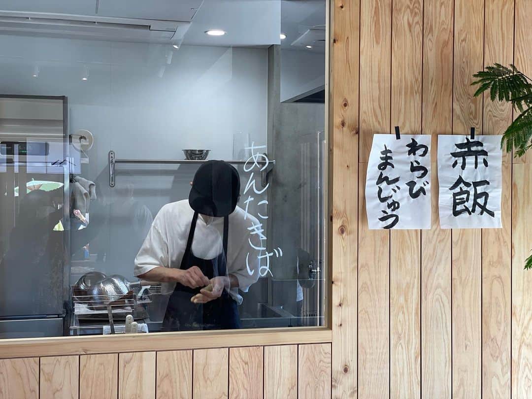 甲斐みのりのインスタグラム：「・ 6月17日にリニューアルオープンした、岐阜の〈山本佐太郎商店〉。明治9年に油問屋として創業し、現在は調味料の販売にとどまらず、おいしくて安心なおやつを生み出しています。  食べることをこよなく愛する4代目の山本慎一郎さんは、和菓子職人・まっちんさんとともに「大地のおやつ」シリーズを手がけられています。  近年、まっちんさんはお菓子の監修の比重が大きく、手作りのお菓子を味わってもらう機会がなかなか持てずにいたことから、なんと新装・山本佐太郎商店には、まっちんさんの「あんたきば」が登場！ 日によっては、ガラス越しにまっちんさんがお菓子作りをおこなう姿を見ることができるうえ、作りたてのお菓子を味わうこともできるのです。  1階は、昔から山本佐太郎商店で取り扱う油などの調味料、大地のおやつシリーズや、白ごはん.com×山本佐太郎商店のだし粉やラーメン、料理道具などが並ぶ販売スペース。こちらにまっちんさんの”あんたきば“も。 キッチンを備えた2階のスペースでは、今後さまざまなイベントやワークショップが催される予定とのこと。  オープン初日は、まっちんさんのわらびまんじゅうと赤飯の販売、白ごはん.comの冨田ただすけさんのふるまいおむすびがありました。このところ、自分をとりまく環境で試練が重なり気落ちすることがあったのですが、まっちんさんのわらびまんじゅうと、冨田さんのおむすびに、体の芯から元気が出ました。食べることは生きること。どんなときもおいしくものを食べることは、かけがえのない幸せな営みです。  昭和43年に2代目が建てた建物のリノベーションを手がけたのは、伊東豊雄建築設計事務所から独立した、庵原義隆さんと吉川真理子さん。建物の躯体はそのままに、ひのきの香りが漂う風通しのいい空間に生まれ変わりました。 社長の作業場が、岐阜城を臨む窓の前というのも、興味深い深い話でした。岐阜では建物内の大切な場所は、岐阜城が見える位置に作るそうです。  中日文化センターでの講座前の少しの時間にお伺いしたので、束の間の滞在でしたが、同世代である山本さんやまっちんさんの新たな門出に立ち合うことができてとても嬉しい。甘くて美味しいおやつ以上の大きな力を受け取りました。 もちろん買い物もどっさりと。つづく。  #山本佐太郎商店 #まっちん #白ごはんドットコム  #大地のおやつ」