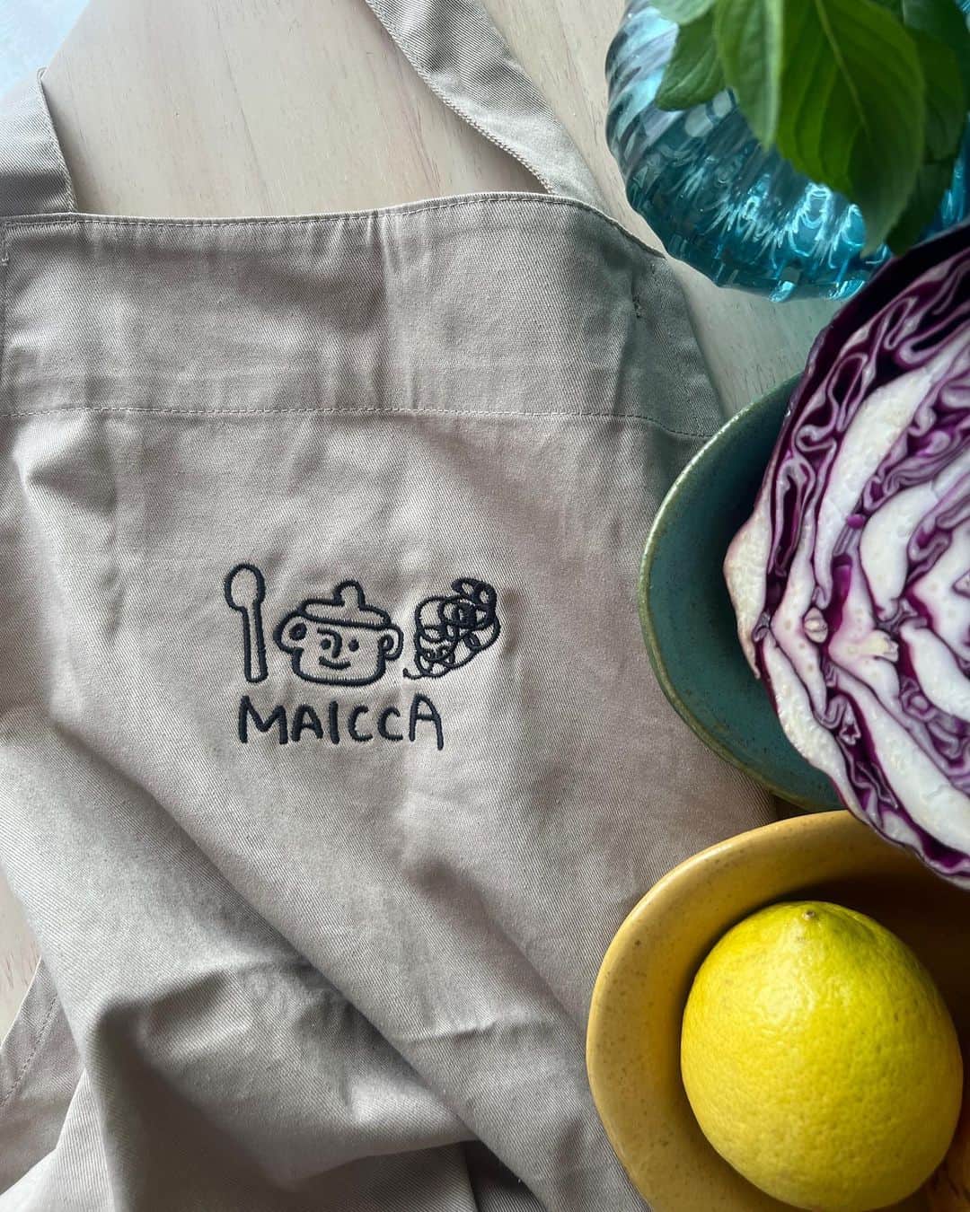 LOVEのインスタグラム：「LOVE-SINGS MERCH 2023 SUMMER🍋🍹🥭  MAICCA・オーガニックコットンエプロン 通常価格 ¥4,800  ◾️SIZE:Free  毎月のまいっかレシピに強い味方を作りました！刺繍〜！焦げてもまいっか！  🛒プロフィールリンクからまいっか！」
