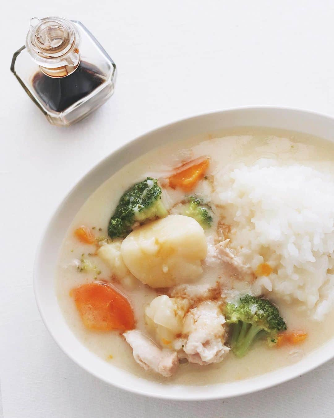 樋口正樹さんのインスタグラム写真 - (樋口正樹Instagram)「Cream stew . お昼ご飯にクリームシチュー、 オンザライスで醤油ひと回し。 梅雨ですがすこし肌寒いので 体調を崩さずお過ごし下さい😋 . . . #シチュー #クリームシチュー #シチューごはん #シチューオンザライス #お昼ごはん #温かい食事 #Creamstew #whitestew」6月23日 12時25分 - higuccini