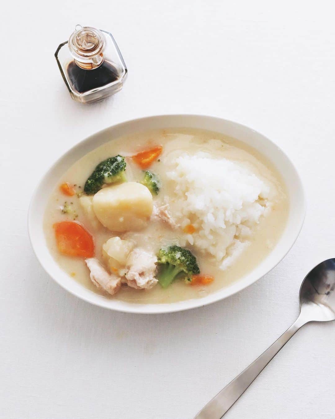 樋口正樹のインスタグラム：「Cream stew . お昼ご飯にクリームシチュー、 オンザライスで醤油ひと回し。 梅雨ですがすこし肌寒いので 体調を崩さずお過ごし下さい😋 . . . #シチュー #クリームシチュー #シチューごはん #シチューオンザライス #お昼ごはん #温かい食事 #Creamstew #whitestew」