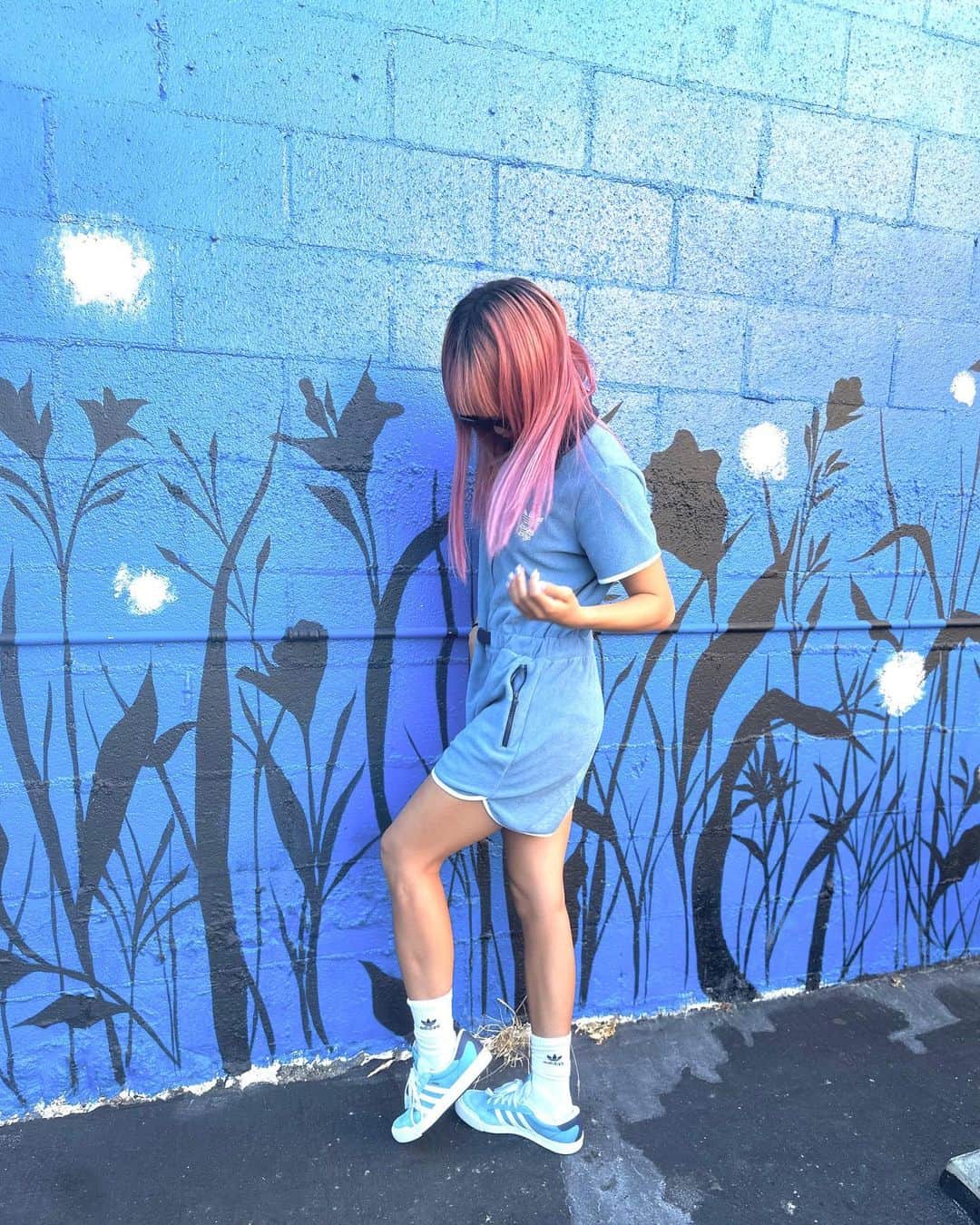 遠藤純さんのインスタグラム写真 - (遠藤純Instagram)「💙🦋🐳🦕🌀🐬  Summer has begun☀️⚡️ New nail and new hair color💜💖  夏のはじまり☀️💕 新しいネイルと髪色🌟  #blue #adidas #adidasoriginal #nail #pinkhair」6月23日 12時33分 - jun_soccer524