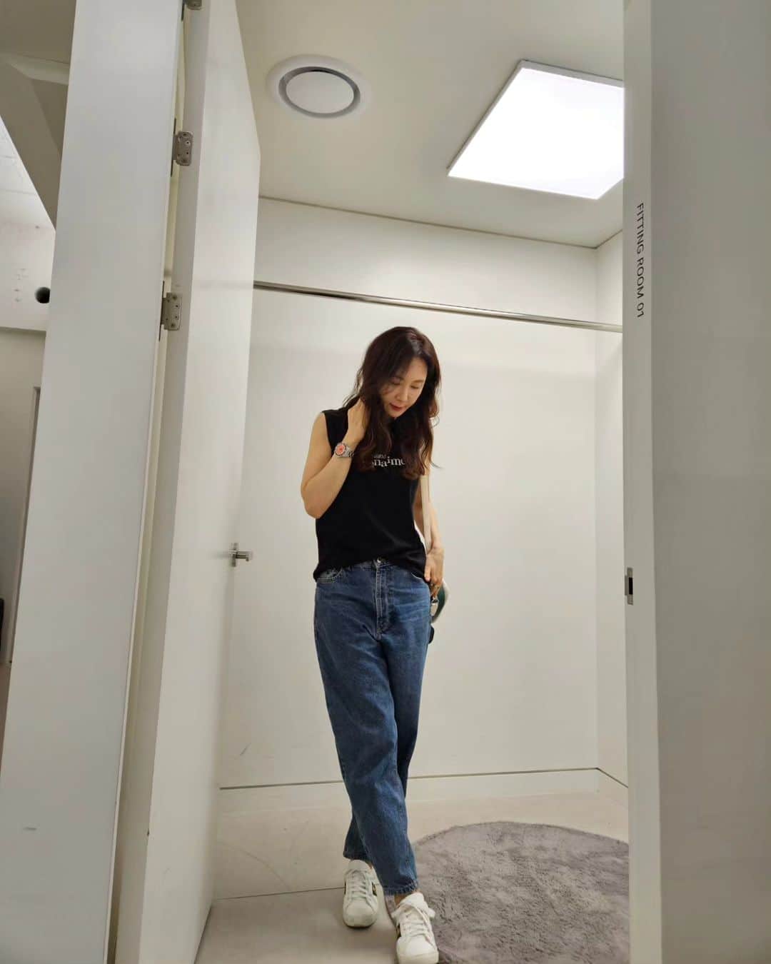 のインスタグラム：「여름에 더 멋진 블랙 레터링 민소매T에 청바지 거기에 신랑이 선물한 귀여운 박스백💚매치」