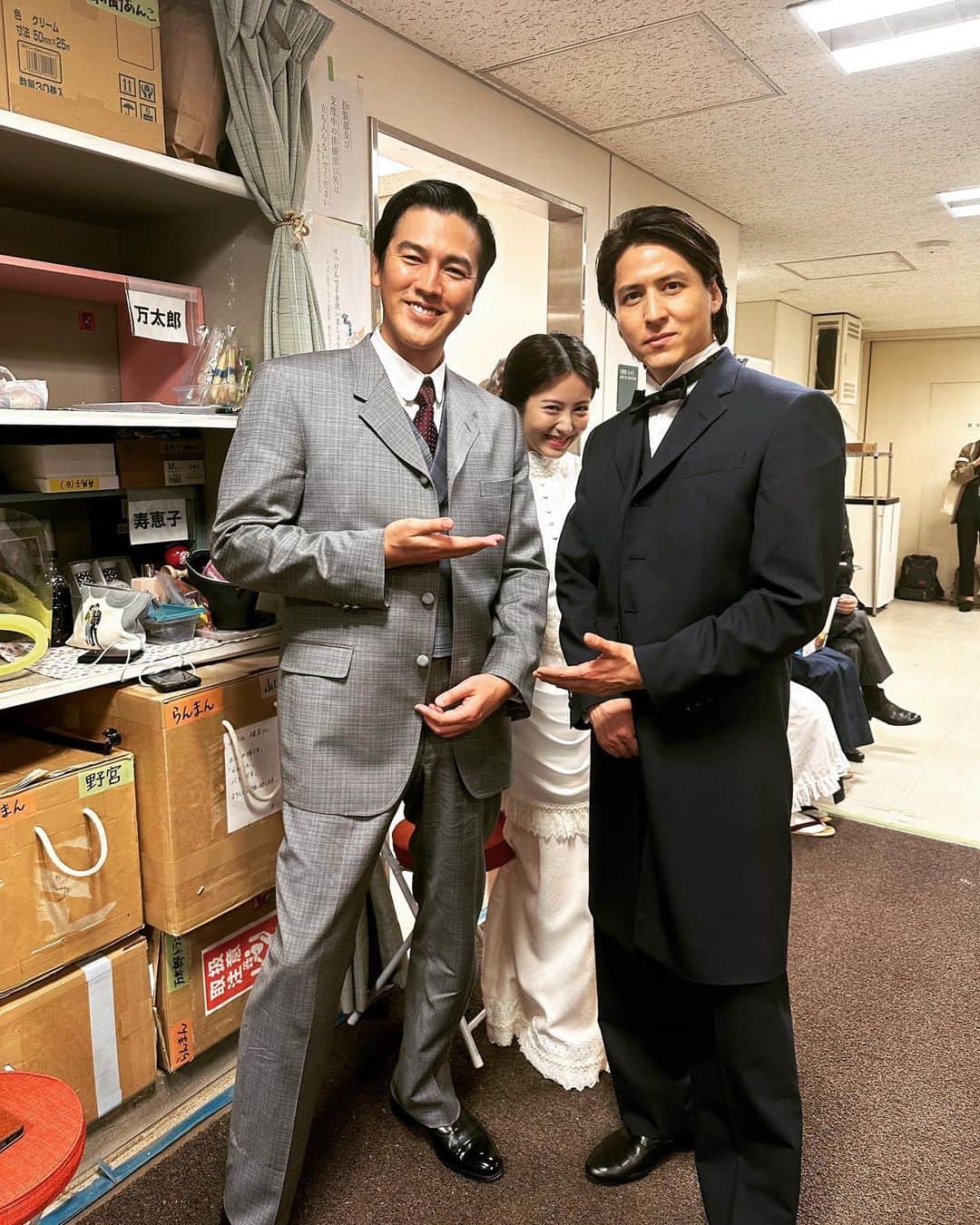 要潤のインスタグラム：「／ 朝ドラ「らんまん」オフショット📸 ＼  元薩摩の実業家高藤さんとのオフショット🌈…と、色々な所で顔出して可愛らしい寿恵子さん🥰  シーンはとても気まずい雰囲気でしたが…🥲  ほんとは仲良く撮影は進んでおりました👍🎶  これからもお楽しみに👏  #朝ドラらんまん #伊礼彼方 #浜辺美波」