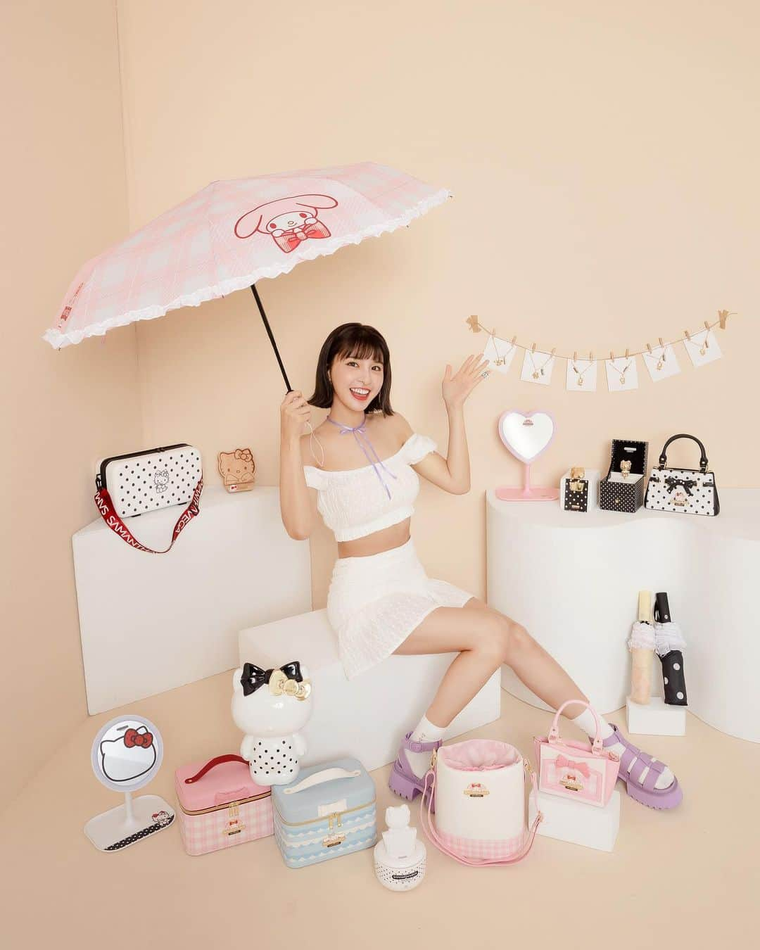 峮峮のインスタグラム：「💗🎀《#Samantha Vega X #SANRIO》🎀💗  Samantha Vega是日本超級人氣品牌Samantha Thavasa的姐妹品牌。 注重休閒風格，強調實用性和時尚感.ᐟ‪.ᐟ 品牌的設計靈感源自都市生活， 追求元氣可愛的形象，並融入時尚的潮流元素。  兩大🇯🇵日本超人氣品牌時尚feat 準備好席捲一場超甜美風暴🎀 兼具擺設與實用的居家設計，堅持質感  由室內延伸街頭穿搭的#SANRIO 經典人物飾品、包款、抗UV自動傘…等等 以看不膩的黑白圓點為設計主旋律 只在7-eleven💋 一場專屬甜美大人系的fashion show即將登場✨✨ 除Samantha Thavasa聯名系列商品外 還有與知音文創、OUTDOOR、享夢城堡、百耘圖、gourmandise以及ible等知名品牌 聯名推出的音樂鈴、萬年曆、居家燈、長短夾、零錢包、寢具組、拼圖、AirPods Pro矽膠耳機殼 以及Airvida 穿戴式空氣清淨機頸掛空氣清淨機等商品 最低只要299元起就能輕鬆帶回家 粉絲們還不衝一波🩷🩷  💕⏰🔥2023/6/28下午3點～7/2 7-ELEVEN門市快閃購🔥 不限消費金額．報手機．直接買🛒 💕⏰🔥2023/7/3 下午3點起 7-ELEVEN小7集點卡預購 集滿6點就可以加價購.ᐟ‪.ᐟ  💟日本精品品牌Samantha Vega X SANRIO/SANRIO甜美時尚集點送💟 https://www.7-11.com.tw/event/23samantha/index.aspx  #7eleven#小七#7eleventw#限量 #samanthavega#samanthathavasa#kitty #大耳狗#三麗鷗 #sanrio #布丁狗#hellokitty#美樂蒂#MELODY #大耳狗喜拿#超商新品#集點  @7eleventw」