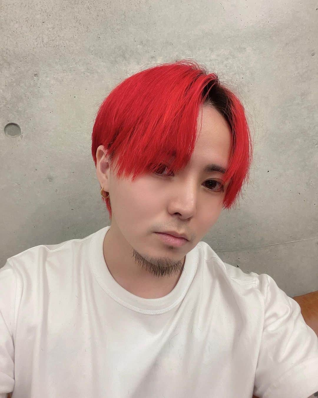 もるさんさんのインスタグラム写真 - (もるさんInstagram)「【シャンクスRED❤️‍🔥】 久しぶりに赤髪にしました🫰🔥 センターパートにしすぎて分け目が付いてしまった。笑  収まりいいし楽だし結局センターパートから抜け出せない😂😂😂  #シャンクス#ワンピース#ONEPIECE#赤髪#派手髪#ハイトーン#ブリーチ#センターパート#マッシュ#モテ#韓国#韓国マッシュ#韓流#bts#メンズ#メンズヘア#メンズ特化#美容師#日本一#もるさん#マネージャー#クリエイティブディレクター#youtube#youtuber#ユーチューバー#aitokyo」6月23日 12時56分 - morusan_aitokyo