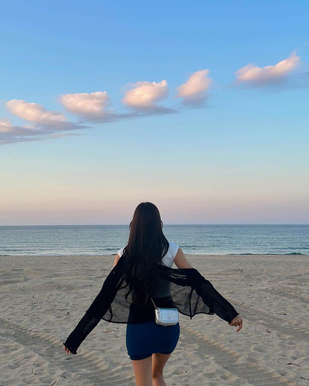 ティナ さんのインスタグラム写真 - (ティナ Instagram)「Still cant get how beautiful the sky was & also miss the girls 🩵」6月23日 12時50分 - soobeanie_