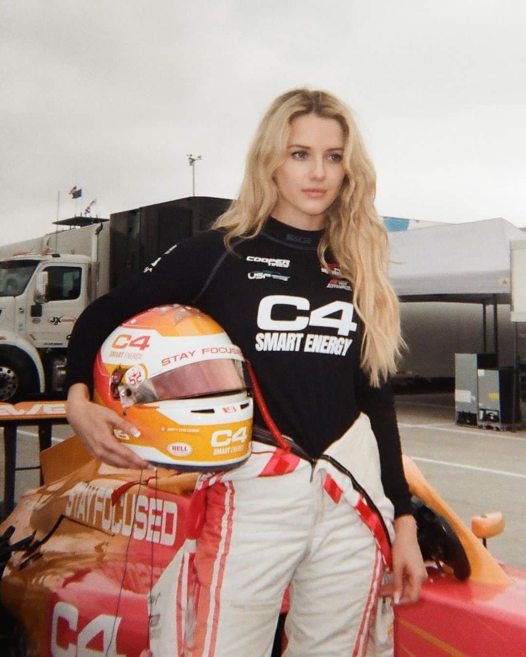 Lindsay Brewerのインスタグラム：「fast on film🏎️」