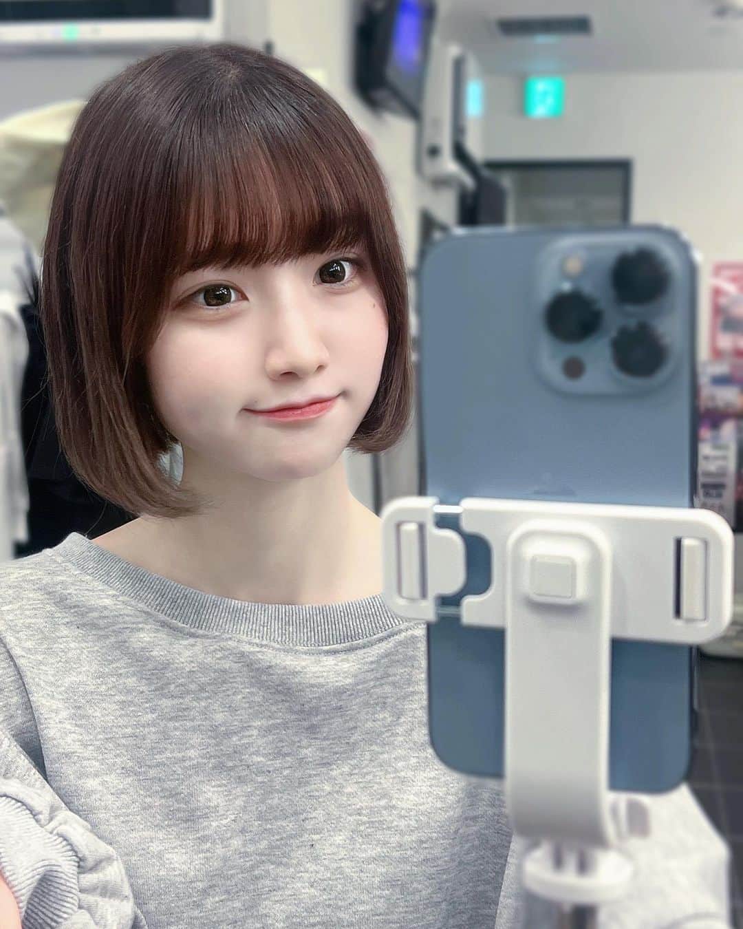 牧乃めいのインスタグラム：「しあわせ？🤍  #粉我 #japaneseidol #idol #被写体 #被写体モデル  #被写体になります #ファインダー越しの私の世界 #撮影会 #アイドル  #自撮り界隈 #selfie #lfl #サブカル #likeforlike #いいね返しは絶対 #いいね返し #インナーカラー #model #地下アイドル #水色担当 #ootd #おしゃれさんと繋がりたい #ゴテゴテネイル  #ボブ #ミニボブ #좋아요 #맞팔 #ストリートファッション」