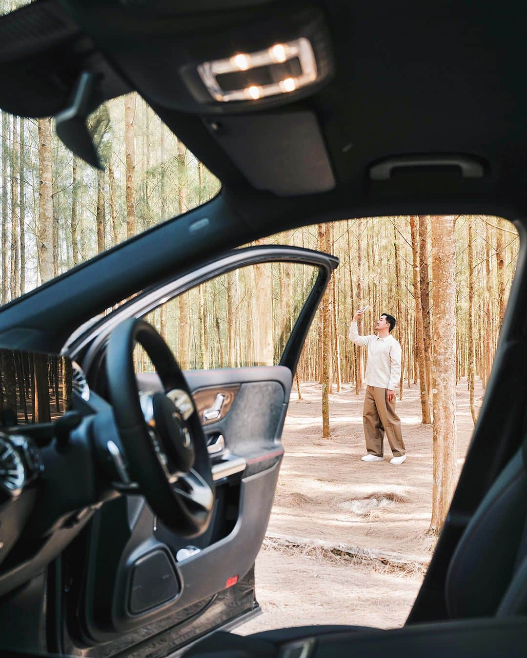 Mercedes-Benz Thailandさんのインスタグラム写真 - (Mercedes-Benz ThailandInstagram)「MB Journey : Go outside to explore nature  สัมผัสความสุขของการเดินทางไปกับ Mercedes-Benz GLA 200 AMG Dynamic ที่มีฟีเจอร์น่าสนใจมากมาย ให้คุณได้เพลิดเพลินไปในเส้นทางใหม่ๆ เก็บประสบการณ์ได้อย่างน่าประทับใจ  #MBJourney #GLA #SUV #MercedesBenz #MercedesBenzThailand #OatsXSomewhere」6月23日 13時00分 - mercedesbenzthailand