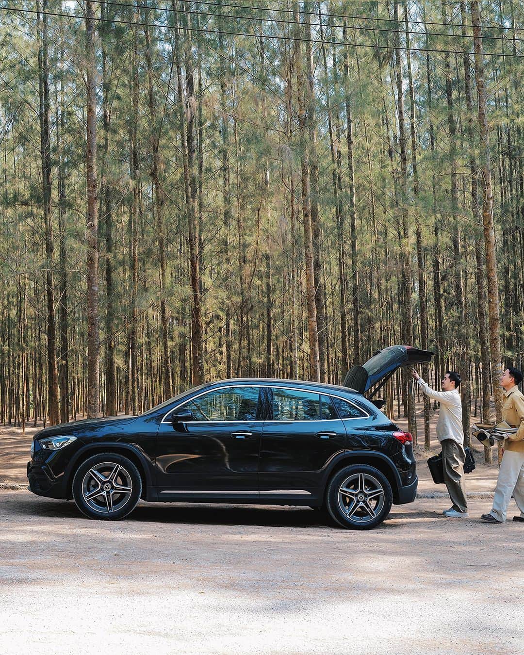 Mercedes-Benz Thailandさんのインスタグラム写真 - (Mercedes-Benz ThailandInstagram)「MB Journey : Go outside to explore nature  สัมผัสความสุขของการเดินทางไปกับ Mercedes-Benz GLA 200 AMG Dynamic ที่มีฟีเจอร์น่าสนใจมากมาย ให้คุณได้เพลิดเพลินไปในเส้นทางใหม่ๆ เก็บประสบการณ์ได้อย่างน่าประทับใจ  #MBJourney #GLA #SUV #MercedesBenz #MercedesBenzThailand #OatsXSomewhere」6月23日 13時00分 - mercedesbenzthailand