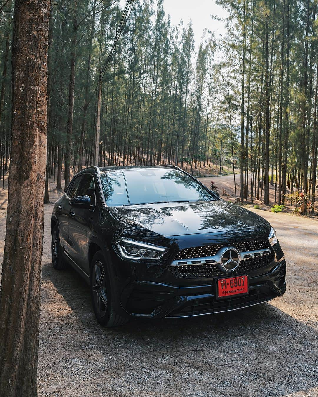 Mercedes-Benz Thailandさんのインスタグラム写真 - (Mercedes-Benz ThailandInstagram)「MB Journey : Go outside to explore nature  สัมผัสความสุขของการเดินทางไปกับ Mercedes-Benz GLA 200 AMG Dynamic ที่มีฟีเจอร์น่าสนใจมากมาย ให้คุณได้เพลิดเพลินไปในเส้นทางใหม่ๆ เก็บประสบการณ์ได้อย่างน่าประทับใจ  #MBJourney #GLA #SUV #MercedesBenz #MercedesBenzThailand #OatsXSomewhere」6月23日 13時00分 - mercedesbenzthailand