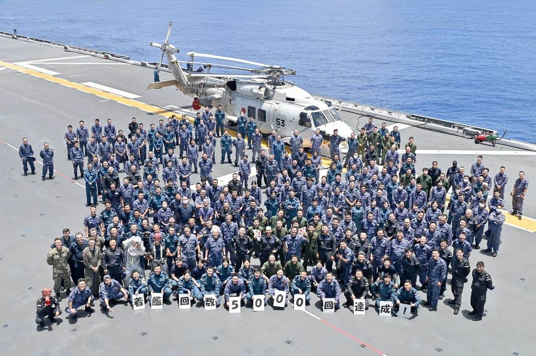 海上自衛隊さんのインスタグラム写真 - (海上自衛隊Instagram)「護衛艦 #いずも は着艦回数5000回を達成しました！ 本日もご安全に！  #IPD23 #いずも #ヘリコプター #飛行科 #パイロット #整備員 #海自 #安全」6月23日 13時00分 - jmsdf_pr