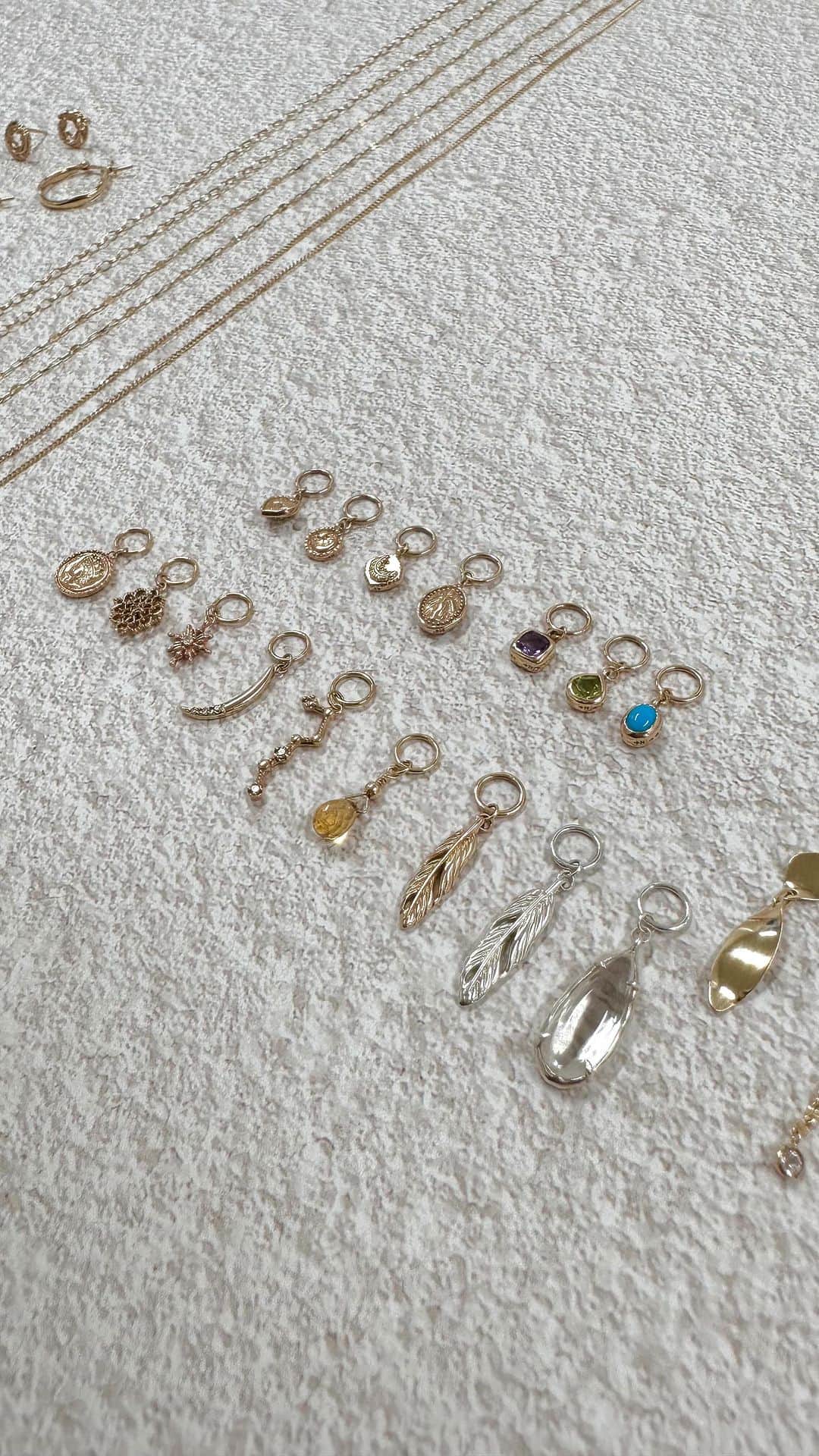 のインスタグラム：「【Tiny Charm Coordinate】 ノジェスでは小さな幸せを呼び込む小さなお守り、Tiny Charmをご用意しております。 今回はTiny Charmを使ったコーディネートをご紹介いたします✨  フープピアスとスタッズピアスはチャームをプラスしていつもと違う印象に🌛  ネックレスはお洋服に合わせてチャームの数を変えるのもオススメです👀 ※ネックレスチェーンの長さは前回のリールをご覧ください。  ぜひ参考にしてみてくださいね🪄  #nojess #accessories #jewelry #ring #pierce #necklace #ノジェス #アクセサリー #ジュエリー #ネックレス #チャーム #マイノジェス #ギフト #プレゼント #ご褒美ジュエリー #華奢ジュエリー #ジュエリーコーディネート #ネックレスコーディネート #ゴールドジュエリー」