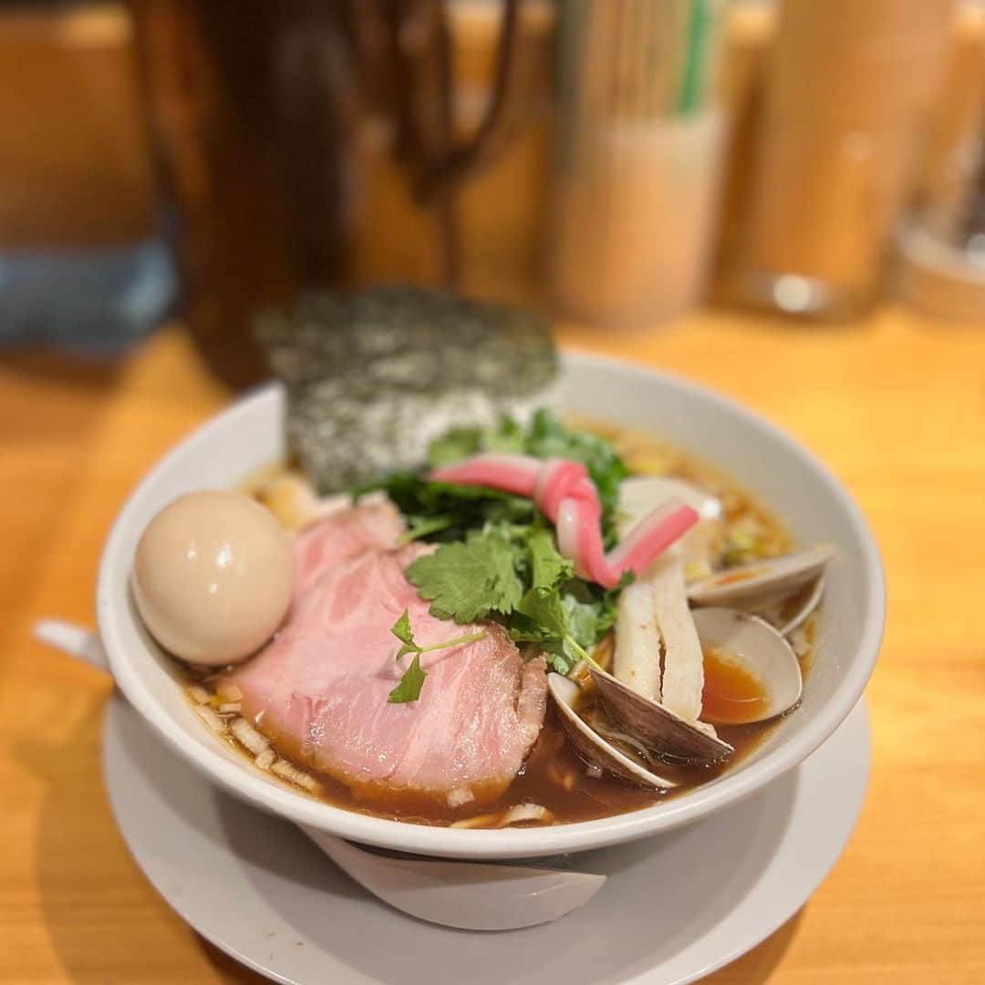 ロシアン佐藤さんのインスタグラム写真 - (ロシアン佐藤Instagram)「美味しかったラーメン屋さん むぎとオリーブ 貝のお出汁が滋味深かった‥ いつも行列すごいです🤲🏻  冬頃に行ったやつ今更投稿でごめん😇‥  #銀座　#むぎとオリーブ　#ramen #ラーメン」6月23日 18時37分 - i_am_hito.chin