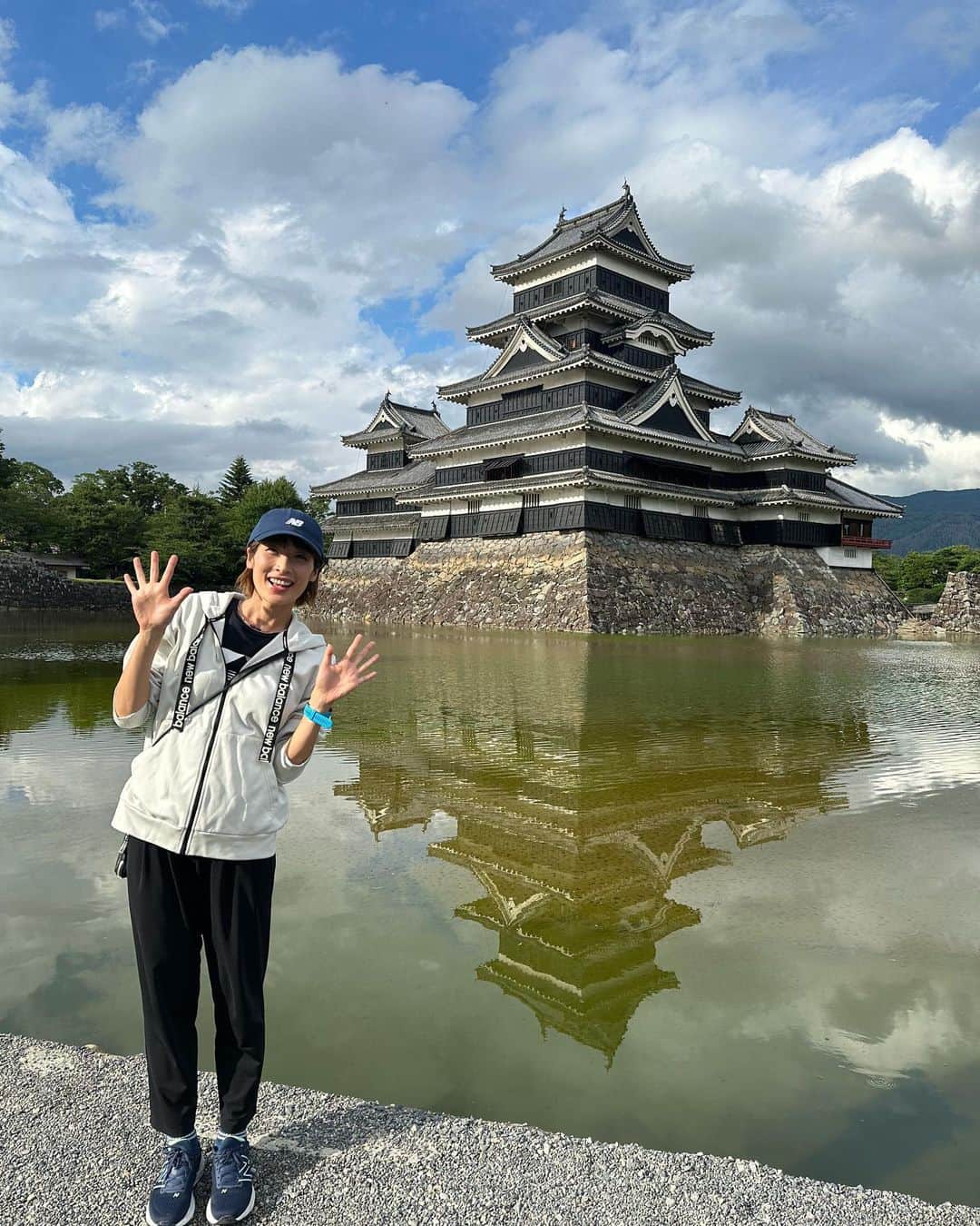 西谷綾子のインスタグラム：「🏯 無事に到着しました🤗 到着後、松本城へ🏯 中町通りをお散歩 cafe SENRI(茜里)で信州りんごの花の蜂蜜🍯🍦  明日のイベント沢山のお申し込み ありがとうございます！！🏃‍♀️  ①11時半〜申込み締め切りました🥹🙏 ②15時〜まだ間に合います🤗  気を付けてお越しください🩷 お会いできること楽しみにしています😍」