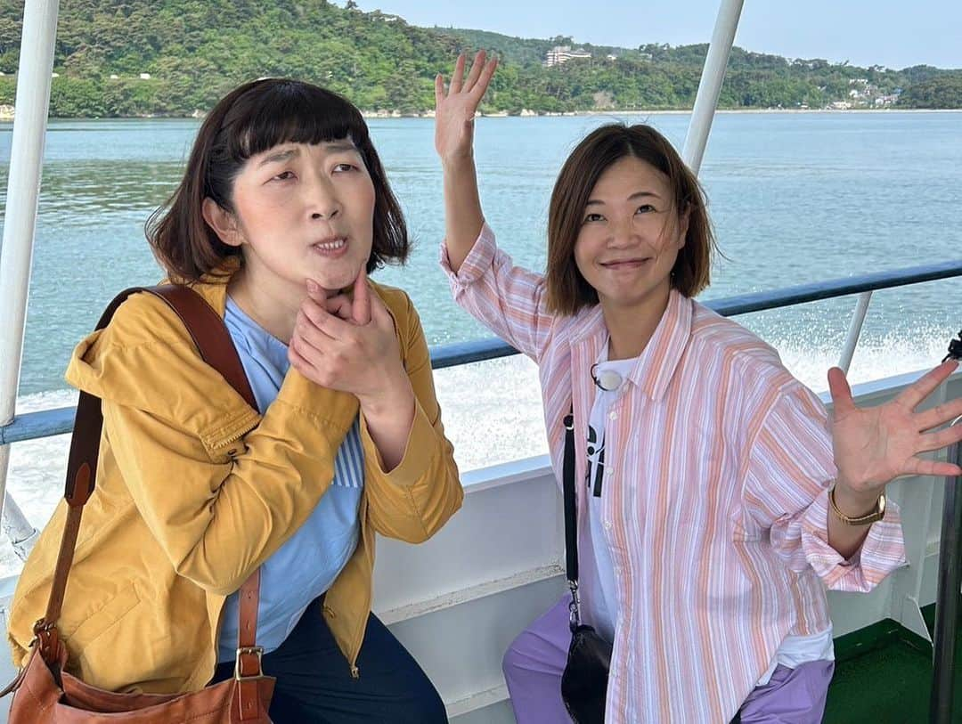 川村エミコさんのインスタグラム写真 - (川村エミコInstagram)「写真ギュッてしてみました！！  in 宮城県〜✨✨☺️♨️  「温泉タオル集め旅♨️」 第10弾‼️です！  10回目だなんて 泣いちゃいます😭 感謝です。  今回、記念すべき 100湯♨️目にも 入らせていただきました。☺️♨️☺️♨️☺️♨️  今まで 入らせていただいたお宿の皆さま 本当に ありがとうございます。✨✨☺️  今回のゲストさんは 神田愛花さんです！！  大久保佳代子さん、神田愛花さんと3人で ワチャワチャしました！😤  2枚目の写真は なんの瞬間だったか 全く覚えていないけど 楽しかった写真です。📸  6月24日土曜日 夜6時30分から #温泉タオル集め旅 ♨️  名湯・秘湯を巡り #宮城県 を大縦断！！ ♨️初夏に気持ち良い☀️ 絶景温泉 🍴見たら食べたい とろ〜りグルメ🧀 📷写真を撮りたい💓こけしスポット‼️ この夏行きたいスポットが目白押し👀✨✨✨✨☺️です。  よろしくお願いします。✨♨️  #遠刈田温泉 #蔵王 #秋保温泉 #鳴子温泉 #宮城県 #温泉タオル集め旅」6月23日 18時32分 - kawamura_emiko