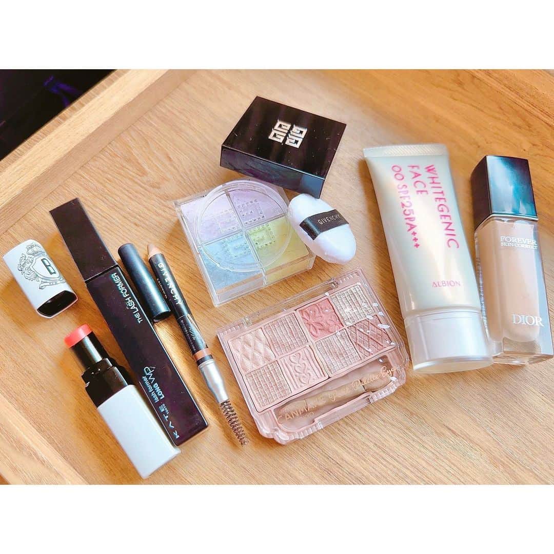 有村実樹のインスタグラム：「💄 今日のメイクで使ったアイテムリスト。 ⁡ ⁡ ⁡ #下地 #アルビオン ホワイトジェニックフェイス 00 ファンデとしても使えるし、下地として使ってもok。 ⁡ ⁡ #コンシーラー #ディオールスキン フォーエヴァー スキンコレクトコンシーラー 1N ⁡ ⁡ #パウダー #ジバンシイ プリズム リーブル トラベル No.1 パステルシフォン 大人気4色パウダーのトラベルサイズが6/2に発売。 粉っぽくならないから乾燥肌でも気持ちよく使えます。 ⁡ ⁡ #アイシャドウ #キャンメイク プティパレットアイズ01  7月下旬発売 今日は右の4色を使用。 これ一つあればいろんなメイクできちゃう。これは絶対買い！の一品。 ⁡ ⁡ #アイブロウ #ジバンシイ ミスターアイブロウペンシル ペンシルなのにパウダーのように簡単にぼかせるからあっという間に眉が仕上がる。 時短メイクにもぴったり。 ⁡ ⁡ #マスカラ #ケイト ラッシュフォーマーWP ブラウン ⁡ ⁡ #リップ #ボビイ ブラウン  エクストラ リップ ティント ベアパンチ 339 コッテリ保湿しながら発色。でもグロスみたいにドロっとした重さはないから日常使いしやすい。 ⁡ ⁡ ⁡ ⁡ ⁡ ⁡ #スキンケア #美容 #美容好きな人と繋がりたい #メイク #コスメ #コスメ好きさんと繋がりたい #美容研究家 #植物療法士 #有村実樹 #メイク #プチプラコスメ #miki_cosmetics_list」