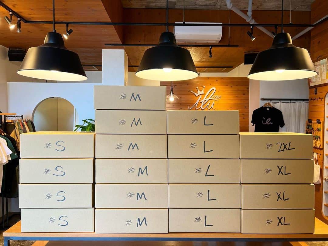 のインスタグラム：「更にスペシャルな夏へ。 11年目にして初開催！ 「SUMMER BOX 2023」を 店舗で初めて販売するよ。 今週末限定のご用意となります。  ＊サイズ: S M L XL 2XL ＊16,800円~18,900円 ＊おひとり様おひとつでお願いします ＊店舗限定 ＊予約不可 ＊無くなり次第終了です  ＊明日(6/24)11時~販売を開始します。 ＊とびっきりの夏を詰め込んだスペシャル箱 ＊思いっきり楽しむぞ！  #ilu098 #沖縄」