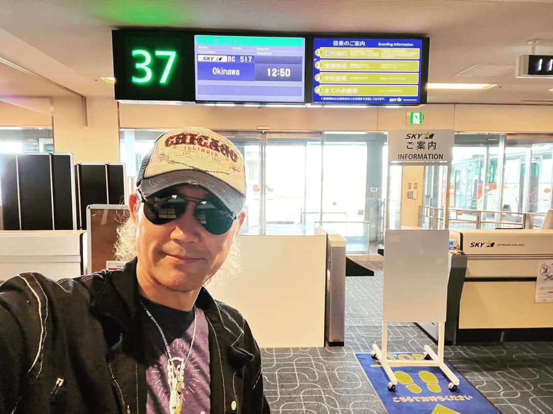 菊田俊介のインスタグラム：「Okinawa here I come!  沖縄へ！ #okinawa #livetour #liveblues #shunkikuta」