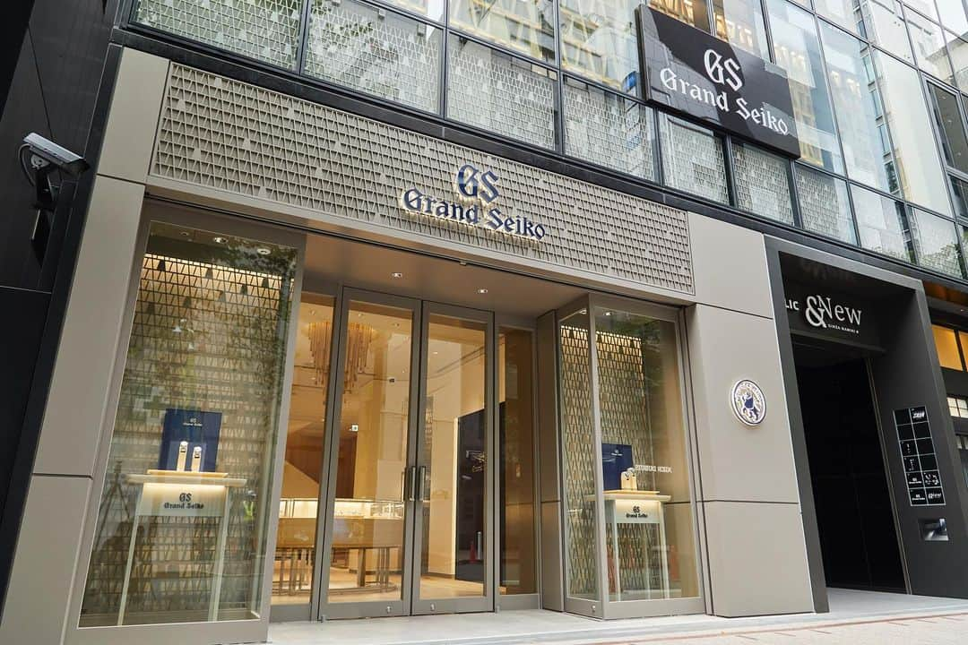 Grand Seikoさんのインスタグラム写真 - (Grand SeikoInstagram)「Grand Seiko Flagship Boutique Namiki opens in Ginza.  Grand Seiko is delighted to announce that a new Flagship Boutique will open its doors on June 24th, 2023. At the entrance and throughout the store, a traditional Japanese style of woodwork known as kumiko decorates the new construction. Utilizing light-colored wood, the interior provides a sense of the craftsmanship, precision, and uniquely Japanese quality of Grand Seiko. The extensive lineup of watches includes creations exclusive to Grand Seiko Boutiques. We invite you to experience the ever-evolving world of Grand Seiko.  Grand Seiko Flagship Boutique Namiki Address：6-6-5 Ginza, Chuo-ku, Tokyo 104-0061, Japan +81-03-6228-5918 Open daily : 11:00 - 20:00 (Sundays and holidays 11:00 - 19:00) Closed on irregular holidays  #grandseiko #thenatureoftime #aliveintime」6月23日 13時08分 - grandseikoofficial