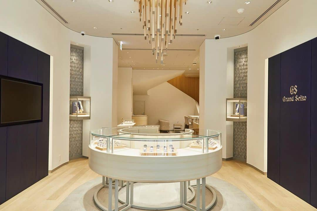 Grand Seikoさんのインスタグラム写真 - (Grand SeikoInstagram)「Grand Seiko Flagship Boutique Namiki opens in Ginza.  Grand Seiko is delighted to announce that a new Flagship Boutique will open its doors on June 24th, 2023. At the entrance and throughout the store, a traditional Japanese style of woodwork known as kumiko decorates the new construction. Utilizing light-colored wood, the interior provides a sense of the craftsmanship, precision, and uniquely Japanese quality of Grand Seiko. The extensive lineup of watches includes creations exclusive to Grand Seiko Boutiques. We invite you to experience the ever-evolving world of Grand Seiko.  Grand Seiko Flagship Boutique Namiki Address：6-6-5 Ginza, Chuo-ku, Tokyo 104-0061, Japan +81-03-6228-5918 Open daily : 11:00 - 20:00 (Sundays and holidays 11:00 - 19:00) Closed on irregular holidays  #grandseiko #thenatureoftime #aliveintime」6月23日 13時08分 - grandseikoofficial