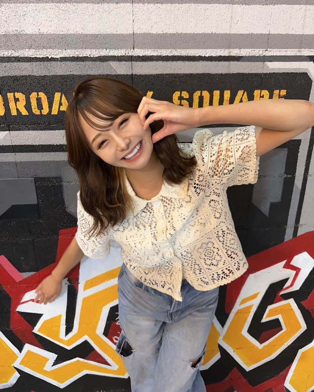 ななまるさんのインスタグラム写真 - (ななまるInstagram)「ヴィンテージ感のある ショート丈のレースシャツ♡  デニムとの相性抜群で、 ゆったりしたワイドなシルエットが 抜け感あっていい感じ♡  キレイめカジュアルで大人っぽさも出るね😽  Ada.のアイテムが最大50%オフになってて、 他のアイテムも気になるから見てみよっと👨🏻‍🦲💡  @__ada.official__ #ada #エイダ #エイダコーデ」6月23日 13時09分 - beer___624