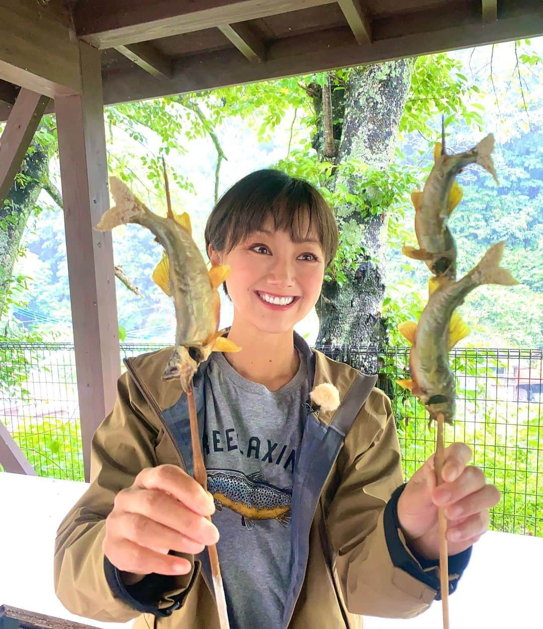 福島和可菜のインスタグラム：「釣れた鮎を塩焼きに…🤤  上野村の鮎は本当に美味しい‼️‼️‼️‼️‼️  上野村漁協の方が1時間以上かけて、炭火でじっくりと…こだわって焼いてくれる鮎は絶品😋 （シーズン中は川の駅で食べられるよん😍）  自分で釣った鮎はさらに美味しく感じる🥰  感謝していただきます🤤  ワカマリの上野村での鮎釣りの模様は…  7月に釣りビジョンで放送予定です🥳  詳細はまたお知らせしますね🥰  お楽しみに🙌  #番組 #ロケ #撮影 #釣り #鮎 #鮎釣り #上野村 #釣りビジョン #Love #fishing #嬉しい #感謝 #ありがとう #いただきます #🎣 #🐟 #🥰 #😍 #❤️」