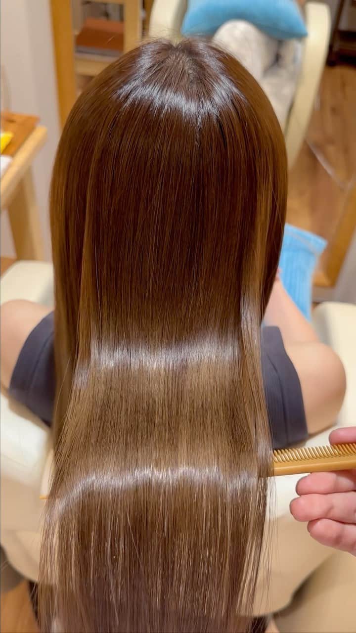 のインスタグラム：「RESALONの自律神経調整、 美髪・育毛 スカルプスパコースを体験。 ・ ヘッドスパ中は、同時に水素吸入も受けられて、 忙しい人が疲労回復とリラックスを 効率良く叶えられる欲張りメニューに💪💡 ・ ヘッドスパの後のスカルプケアでは、 幹細胞をつかった究極のエイジングケアを。 ・ BMSトータルでは、96％高濃度ヒト幹細胞を ジェット機並みの高速の風圧で吹き付けて、 頭皮の奥の細胞へと届けているのだとか🛫 ・ 夏にピッタリで 頭皮がじわっとひんやりする感じが気持ち良い💆‍♀️ ・ ダメージは気になっていなかったけど、 beforeと見比べるとその差は明らか。 ・ 仕上がりの艶がすごい~❣️ ・ ・ ・ #ヘッドスパ #アンチエイジング #幹細胞 #自律神経 #艶髪 #美髪 #ヘアケア #スカルプ #育毛 #木下ココ」