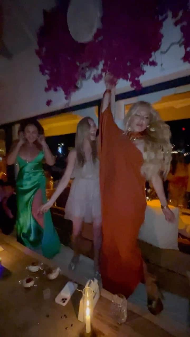 レイチェル・ゾーのインスタグラム：「Heading into summer thinking about the people in my life that bring out the fun version of me and remind me to let go and dance, dance, dance like no one is watching once in a while. I ❤️ you all. 💃 🪩」