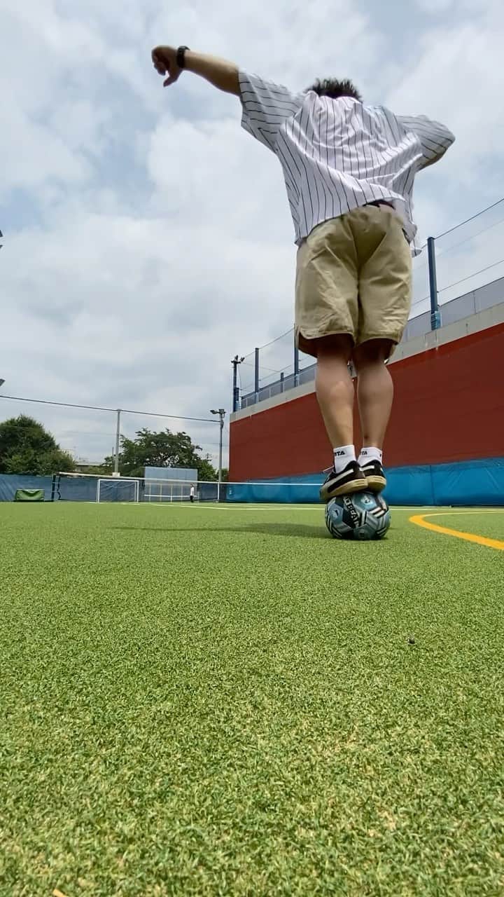 横田陽介のインスタグラム：「西東京にマルセロいた😎 #イルな振る舞い  ⚽️ @yosukeyokota 178cm –––––––––––––––––– Pride Football Jersey - XL Guru Short - XL」