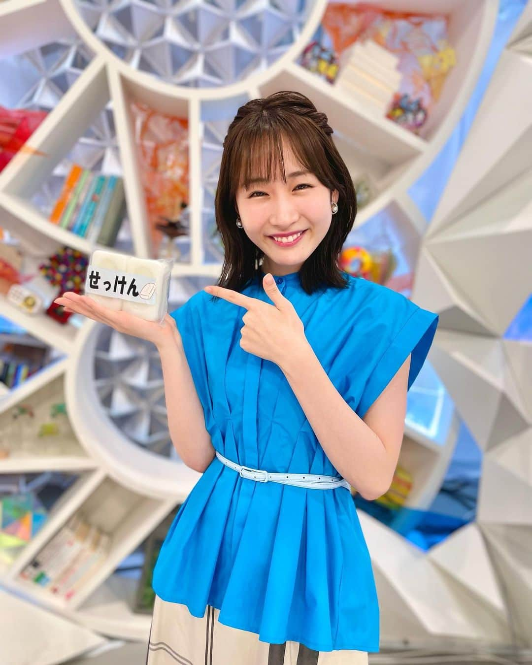 フジテレビ「めざまし8」さんのインスタグラム写真 - (フジテレビ「めざまし8」Instagram)「. 🧼きょうのきっしーは🧼 ｡*⑅୨୧┈┈┈┈┈┈┈┈┈┈┈ ୨୧⑅*｡  鮮やかブルーのブラウスに💙 ビッグチェックのフレアスカート🤍  くらもんのせっけんと🧼📷 なんだかPR感が強い写真になっちゃいました😂 ひさしぶりのくらもんと爆笑トーク⁉️ この後YouTubeで公開します🎥  ::::::::::୨୧::::::::::୨୧::::::::::୨୧:::::::::::  💙トップス&スカート clear.official 💠アクセサリー @muk_tokyo  #めざまし8 #岸本理沙 #きっしー #衣装 #fashion #fashionstyle #ootd」6月23日 13時20分 - mezamashi8.tv