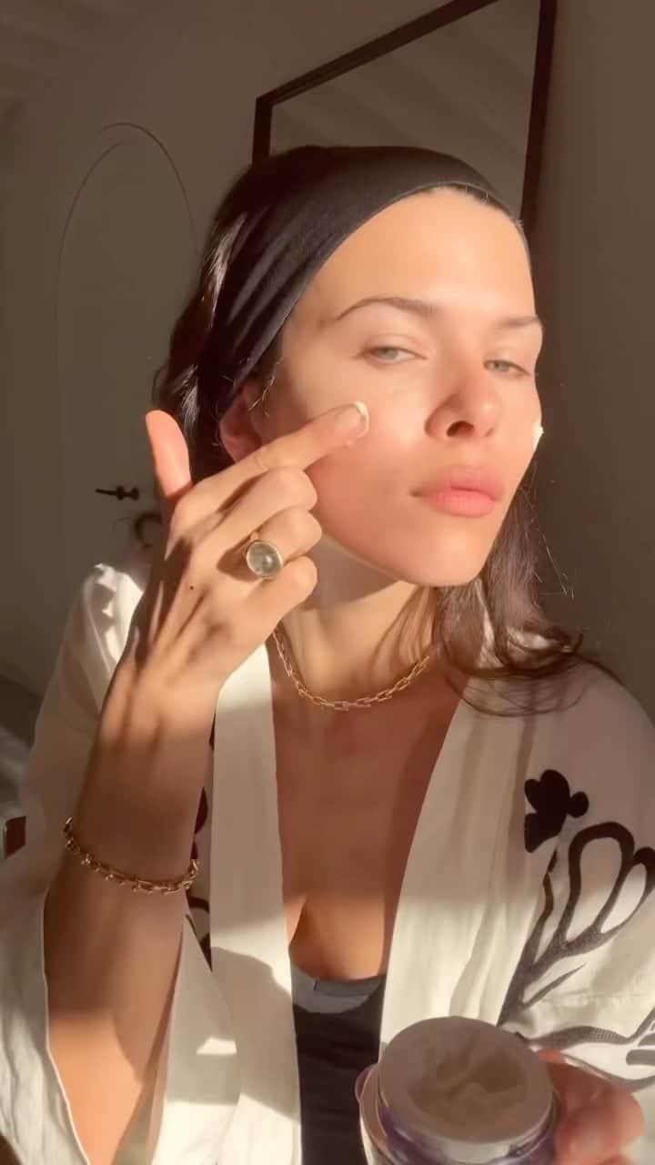 ジョージア・フォウラーのインスタグラム：「Get unready with me and my favourite line up of @lancomeofficial #HPN300PEPTIDE #lancomeau」