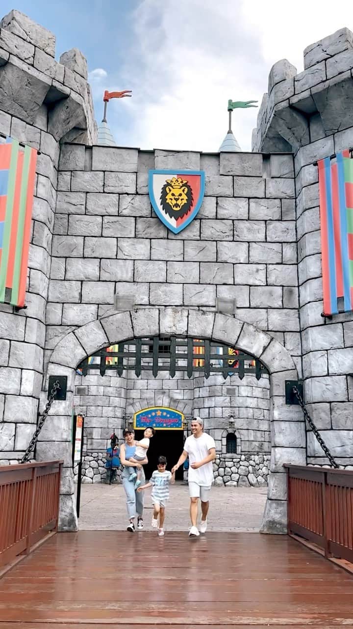 チェルシー・オリビアのインスタグラム：「Nothing beats spending quality time with the family! We had a blast on the rides, laughed our hearts out, and made unforgettable memories. Already planning our next getaway holiday! 😍👨‍👩‍👧‍👦🎢」