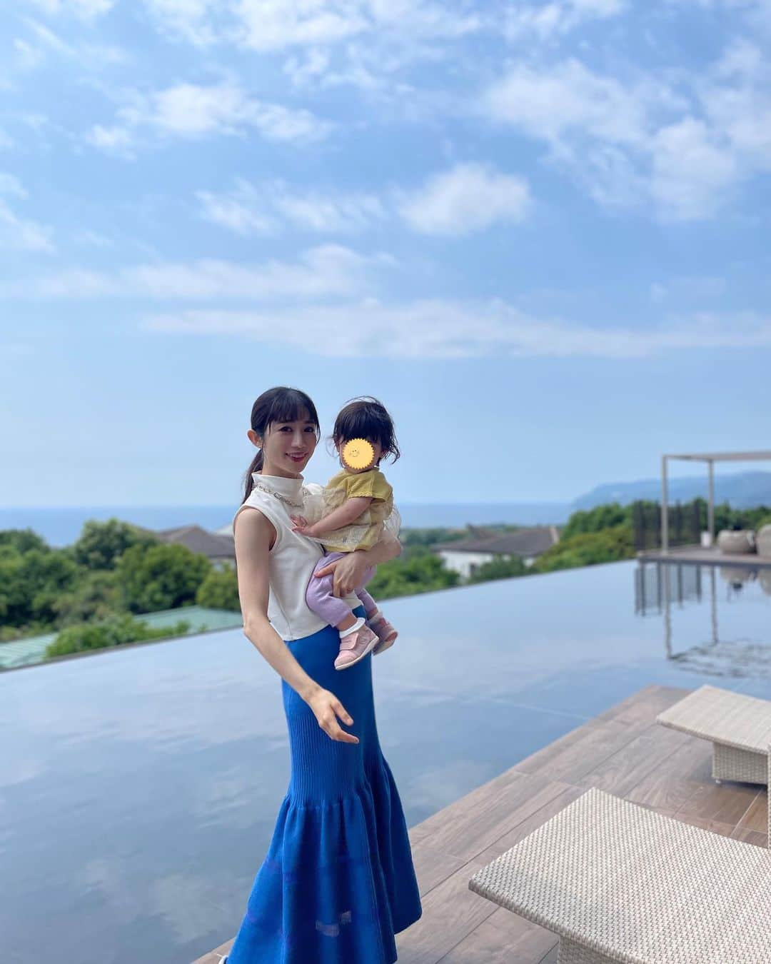 名越涼子のインスタグラム：「あっという間に1歳4ヶ月。 最近は頭なでなでいい子いい子からの チュー😚からのギューで 父母完全にノックアウトですわ。  一一一一一一一一一一一一一 #1歳4ヶ月#ありがとう #女の子ベビー#女の子ママ #母と娘#あざと女子 #可愛い娘#ワーママ#ワーママの日常」