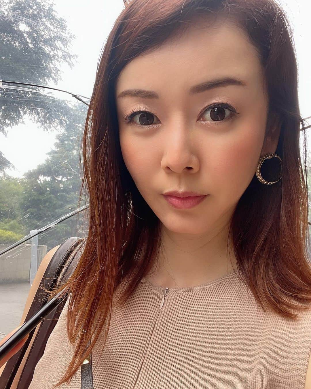 宮崎宣子のインスタグラム：「梅雨は終わってなかったですね🥲  夏服に衣替えをしてしまい、 結構寒くてびっくりしています💦  ダイバーシティの授業を受けてきましたが、日本人て多様性に疎い人種かもしれないなと思いましたね。  多民族国家でもなく、 陸続きでもなく、  島国で、鎖国してた国ですから、 確かに受け入れがたいのかもしれません。  人と同じでなくてはいけない… 人と違うことは恥ずかしい…  そんな無言の縛りがあるように感じます。  ただ東京に出てきて私はとても刺激を受けました。  また、海外へ行っても、アナウンサーとして仕事するようになっても、 人と違うことで仕事をすることを学びました。  海外に少し住んでた時、 語学学校の生徒さんで女性が好きな男の子みたいな格好した女の子がいました。  すごく優秀で、優しく、元気なボーイッシュな中国人でした。  普通に仲良しでよく遊んでましたし、 彼女には彼女がいて、その子とも遊んでいました。  そこには、日常が流れているだけで、 それを誰も何か言うこともありませんでした。  アナウンサーとして仕事をしていても、 個性の一つとして捉えられていましたし、 おねえマンズという番組があったほど、仲の良いタレントさんにもたくさんいらっしゃいましたが、  だからといって、特別なことはありません。  普通に受入れることができない人、 人と一緒でないと蔑視する方は、 逆に今後生きにくい世の中になるのかもしれません。  私のブランドも 商品として、MENS,WOMENSに分かれておりますが、  それは身体的な差、 例えば、皮膚の厚みや、皮脂の量や、 男女の体臭の物質などから分けておりますが、  私はメンズの香りが好きなので、 また、夏や梅雨時期などは、頭皮をスッキリさせたいので、 メンズのシャンプーを使ってますし、  男性でウィメンズを毎回購入される方もいます。  男女の香りの嗜好の違いなどからも、 香りの成分を変えてもおりますが、  疲れた時はウィメンズの時が癒される時もあるし、 メンズのウッディな香りの方が脳がスッキリする時もあります。  その時その時、それぞれでいいと思うのです。  多様性といえば全て収まるのかもしれませんが、受入れるということ、 人は同じでなくていいということを理解するだけでも、生き方がかなり楽に、視野も広くなるのかもしれません。  紫陽花の花がきれいでした。 色もそれぞれ綺麗だし、 形も種類も色々とあるんですね。  #ダイバーシティ #多様性 #梅雨 #人それぞれの価値観  #人それぞれ違う  #違うことが当たり前  #受入れることが大事  #自分の価値観を押し付けない  #global  #diversity」