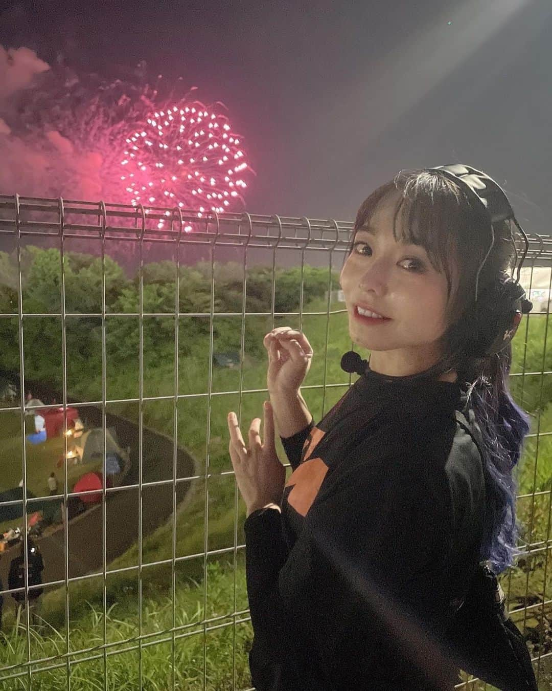 神崎美羽のインスタグラム：「おとといは春先の開幕戦以来の久しぶりのお休みでした😊  一日中寝続けてちゃんと起きたら夜でした😂  写真はS耐24Hの花火🎆 コントローラーのちなっちゃん  @loveeat_chinatsu  が撮ってくれたの✨  来月からまた忙しくなるからきっと今年最初で最後の花火😊  #supertaikyu  #富士24時間レース  #花火 #sns低浮上だけど生きてます」