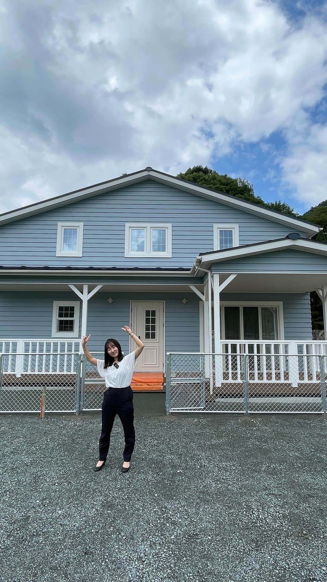 homelife 夢を叶える暮らし方のインスタグラム：「【豊岡店】カリフォルニアスタイルのお家✨  皆様のいいね❤コメント💭が励みになります☺️ インスタの仕様変更に伴い、フォローして頂いても通知が届きにくい可能性があるようです🥲 通知設定をして頂けると嬉しいです🔔  ＿＿＿＿＿＿＿＿＿＿＿＿＿＿＿ " #世界一あなたらしい住まいを " 「すべての人に最高の住まいを届けたい」 デザイン、品質、価格、どれも妥協しない家づくりを追求しています。 アーキホームライフは大阪・京都・兵庫・奈良・和歌山（一部）・福井（一部）で家づくりをしている会社です🏘 ＿＿＿＿＿＿＿＿＿＿＿＿＿＿＿ ☆グッドデザイン賞2020 ☆ハウスオブザイヤーインエナジー2021 ☆SUUMO関西工務店ランキング1位 ＿＿＿＿＿＿＿＿＿＿＿＿＿＿＿  #アーキホームライフ  #新築  #注文住宅  #家づくり  #新居  #カリフォルニアスタイル #ラップサイディング #ウッドデッキ #アイランドキッチン #自由設計  #空間デザイン #関西ナンバーワンの住宅メーカー」
