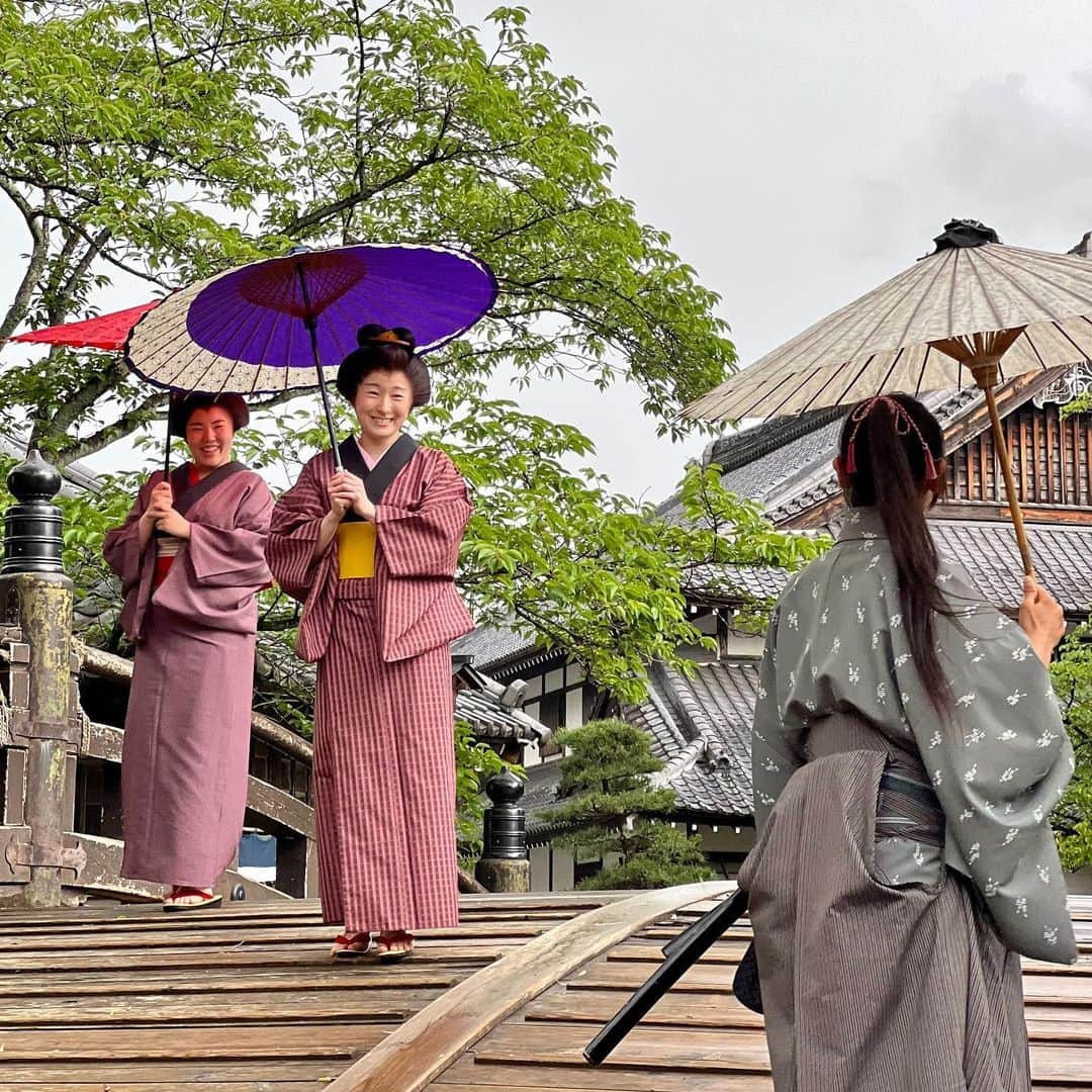 江戸ワンダーランド 日光江戸村のインスタグラム：「・ 雨の日コーデ | rainy day outfit 紫陽花を見に。To see the hydrangeas. ・　 ・ #edo #edowonderland #nikko #紫陽花 #江戸人 #日光 #江戸時代 #江戸ワンダーランド日光江戸村」