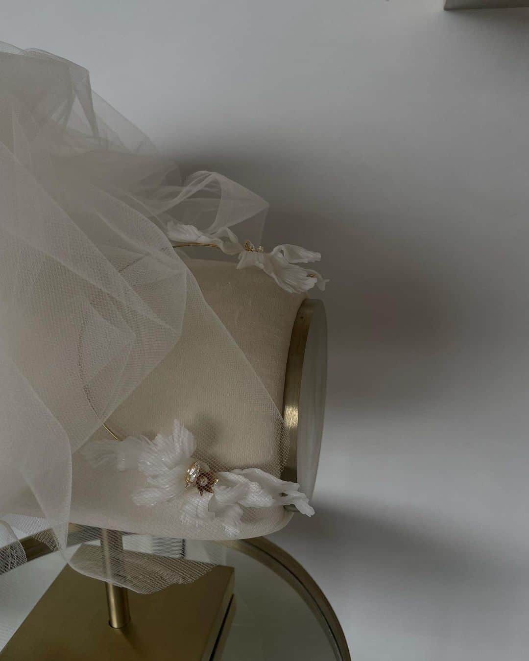MICA   rippmonsterのインスタグラム：「rippmonster®︎ wedding  現在4階のwedding  レンタルフロアはおやすみしておりますが  3階フロアにてweddingにもお使いいただける、ピアス イヤリング、チョーカーなどのアイテムを販売しております🤍🦢  またweddingアイテム お取り扱い店舗様では引き続き、 ヘッドドレス、ピアス、イヤリング のお取り扱いをしております🦢🫧  お取り扱い店舗様は topページ ハイライトにてご確認くださいませ。」