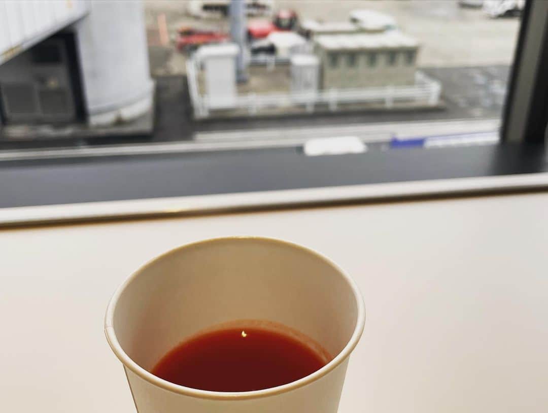 中島静佳さんのインスタグラム写真 - (中島静佳Instagram)「仕事で博多に来ています。 博多祇園山笠を観る‥  わけではないのですが。 一度は観てみたいな。  早起きしてお腹が空いておらず、 朝ご飯は空港で飲んだトマトジュースでした。  なぜでしょう？？ 空港に行くとトマトジュースが飲みたくなり、とても美味しく感じます😄  #博多#空港で飲むトマトジュースが好き」6月23日 13時42分 - shizuka617nakajima